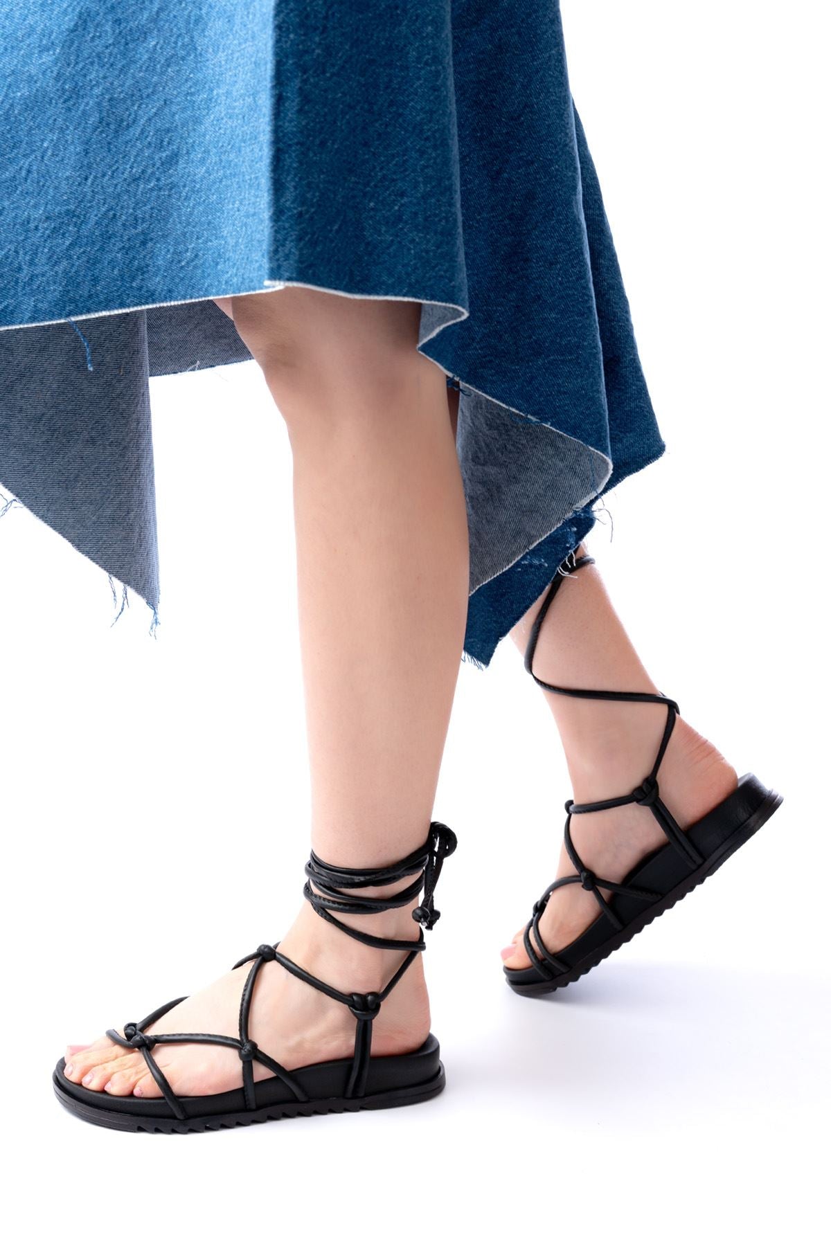 Elgan Siyah Bilekten Bağcıklı Kadın Sandalet