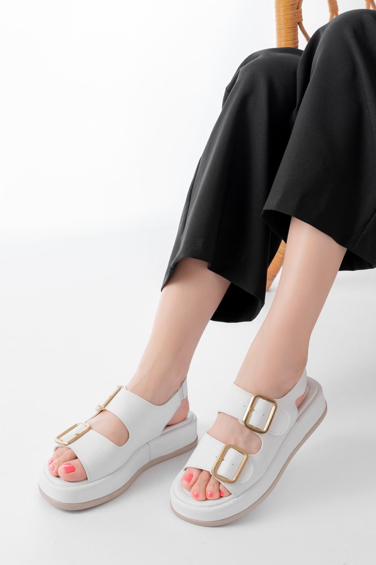 Balenus Beyaz Lastik Baretli Kadın Sandalet