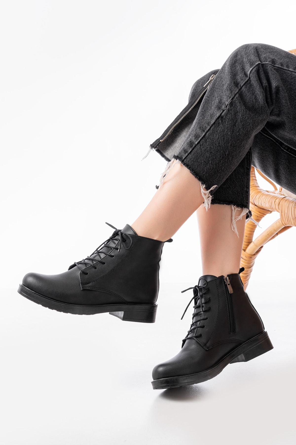 Garsu Siyah Bağcıklı Fermuarlı Kadın Bot