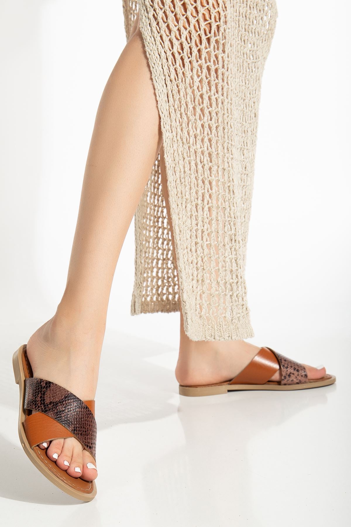 Numba Taba Hakiki Deri Çapraz Bantlı Kadın Terlik