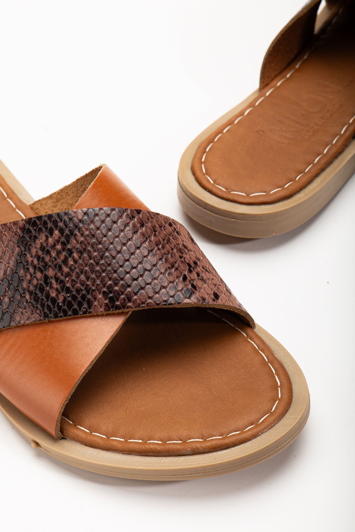 Numba Taba Hakiki Deri Çapraz Bantlı Kadın Terlik