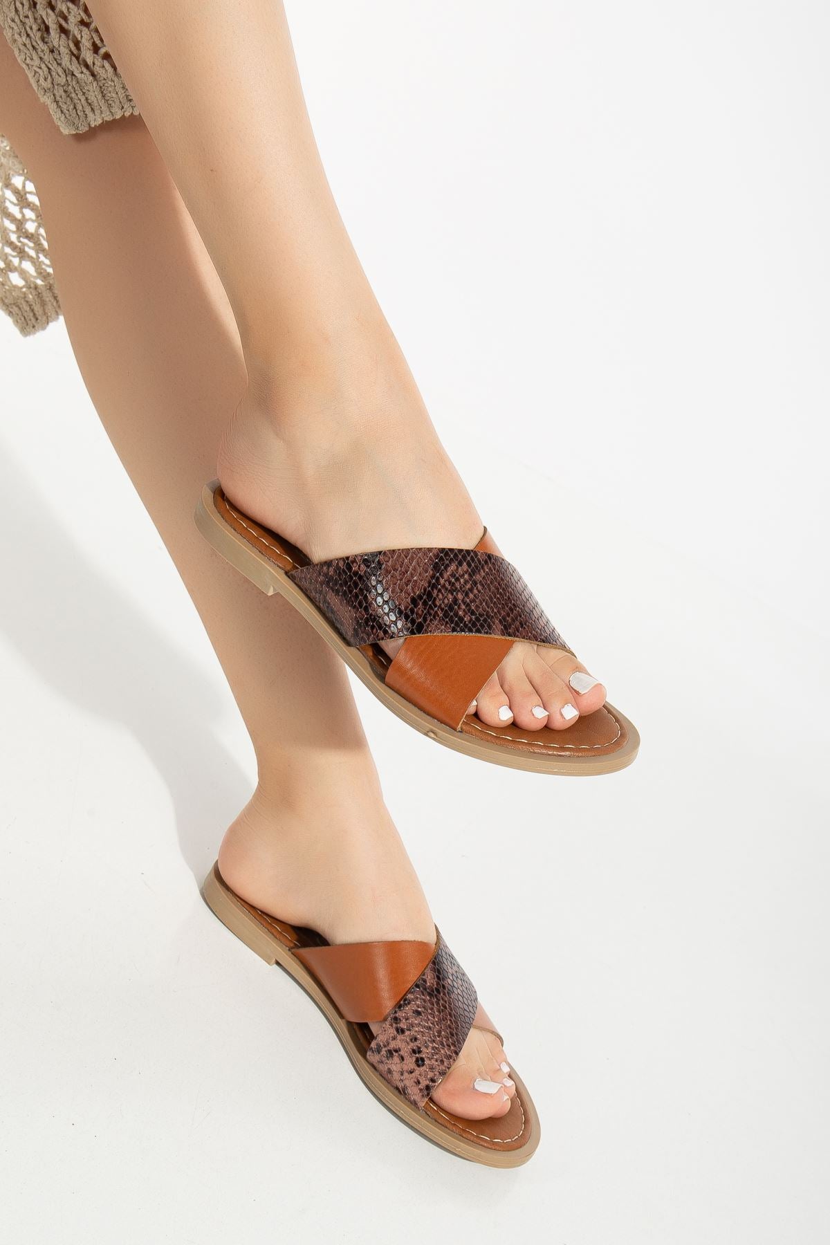 Numba Taba Hakiki Deri Çapraz Bantlı Kadın Terlik