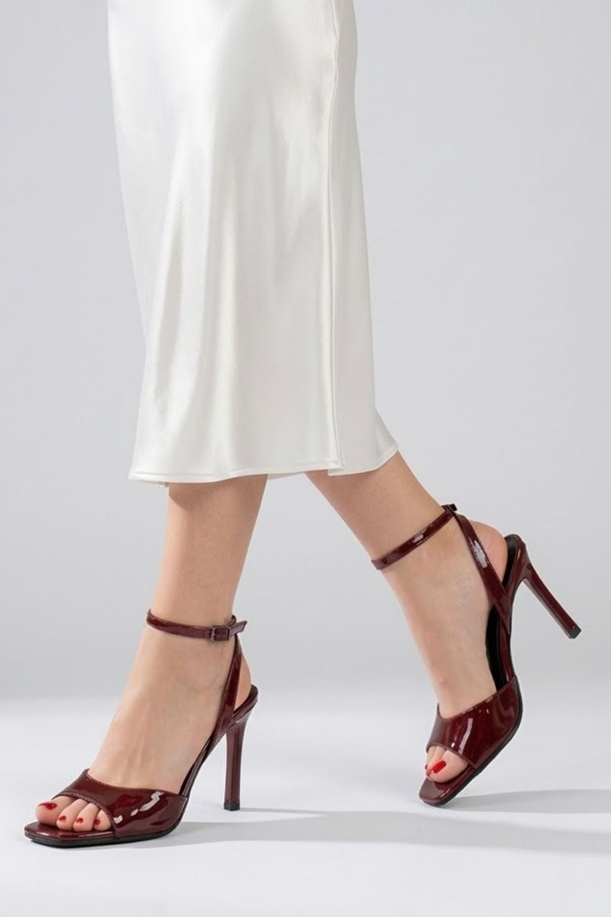 Soha Kadın Bordo Rugan Bilekten Kemerli Topuklu Ayakkabı