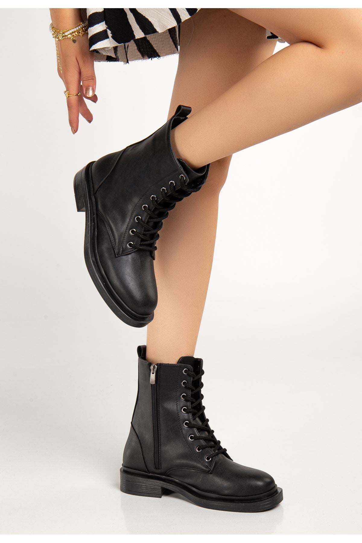 Payon Siyah Bağcıklı Fermuarlı Kadın Bot