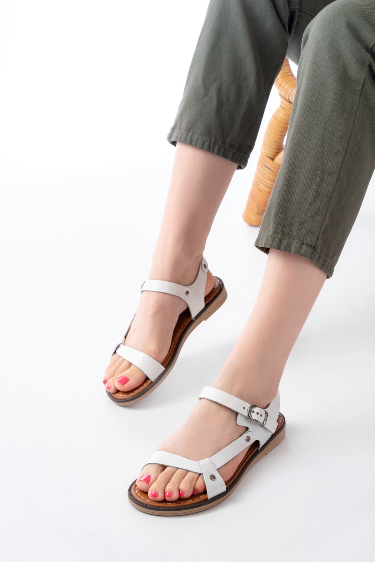 Soyvert Beyaz Hakiki Deri Tokalı Kadın Sandalet