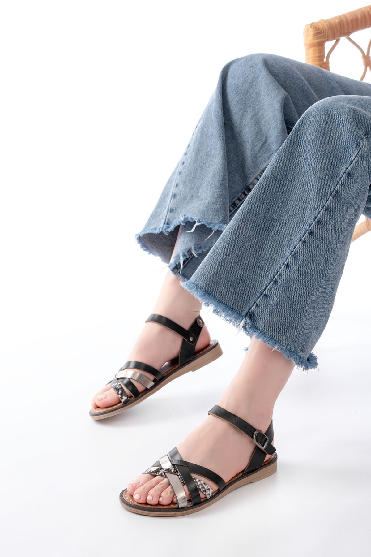 Jonsan Siyah Garni Hakiki Deri Kadın Sandalet