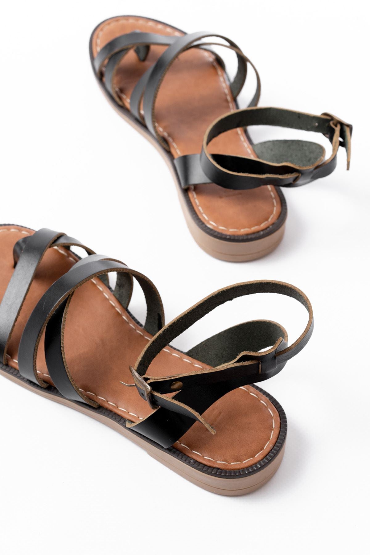 Monela Siyah Hakiki Deri Tokalı Parmak Arası Kadın Sandalet