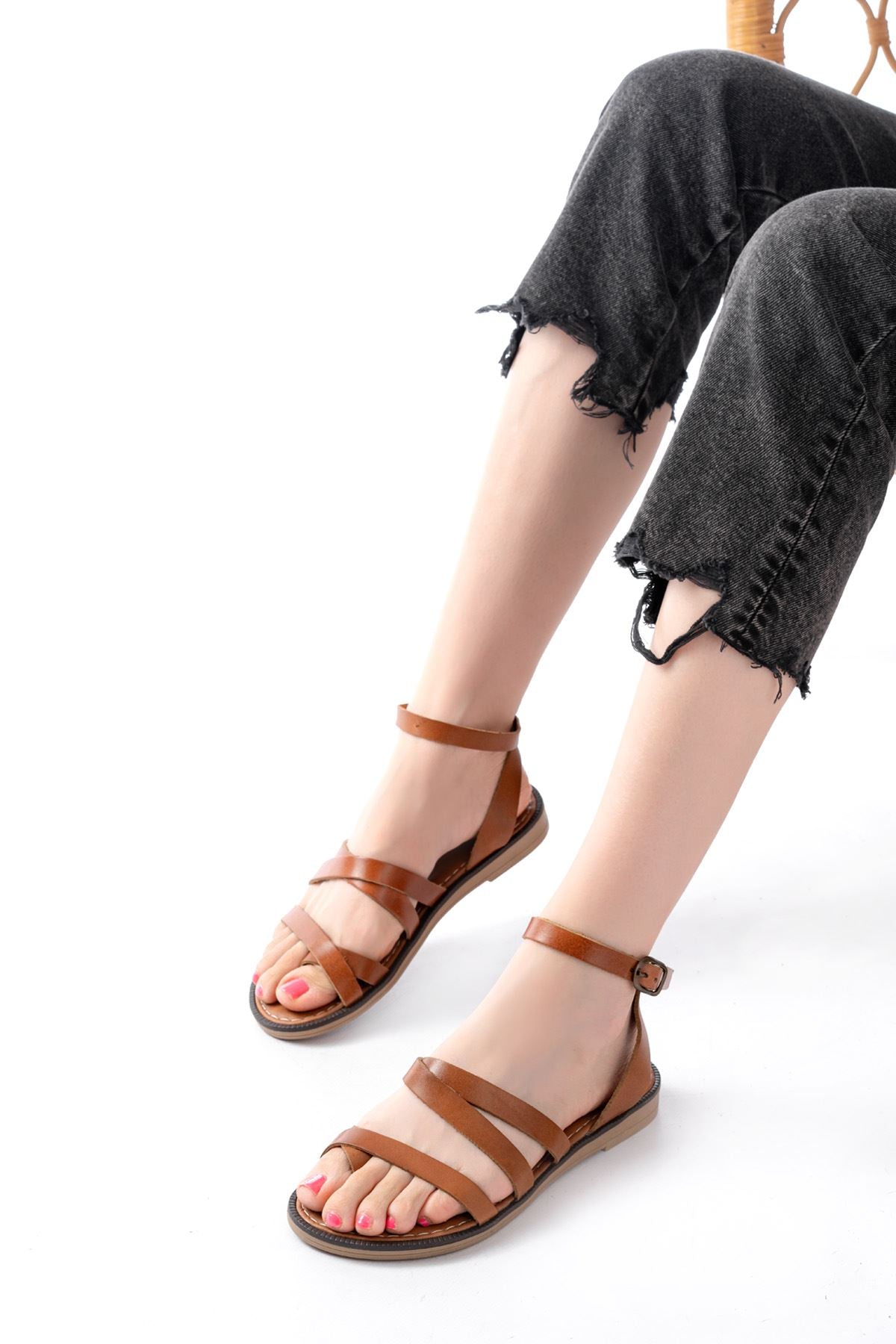 Monela Taba Hakiki Deri Tokalı Parmak Arası Kadın Sandalet