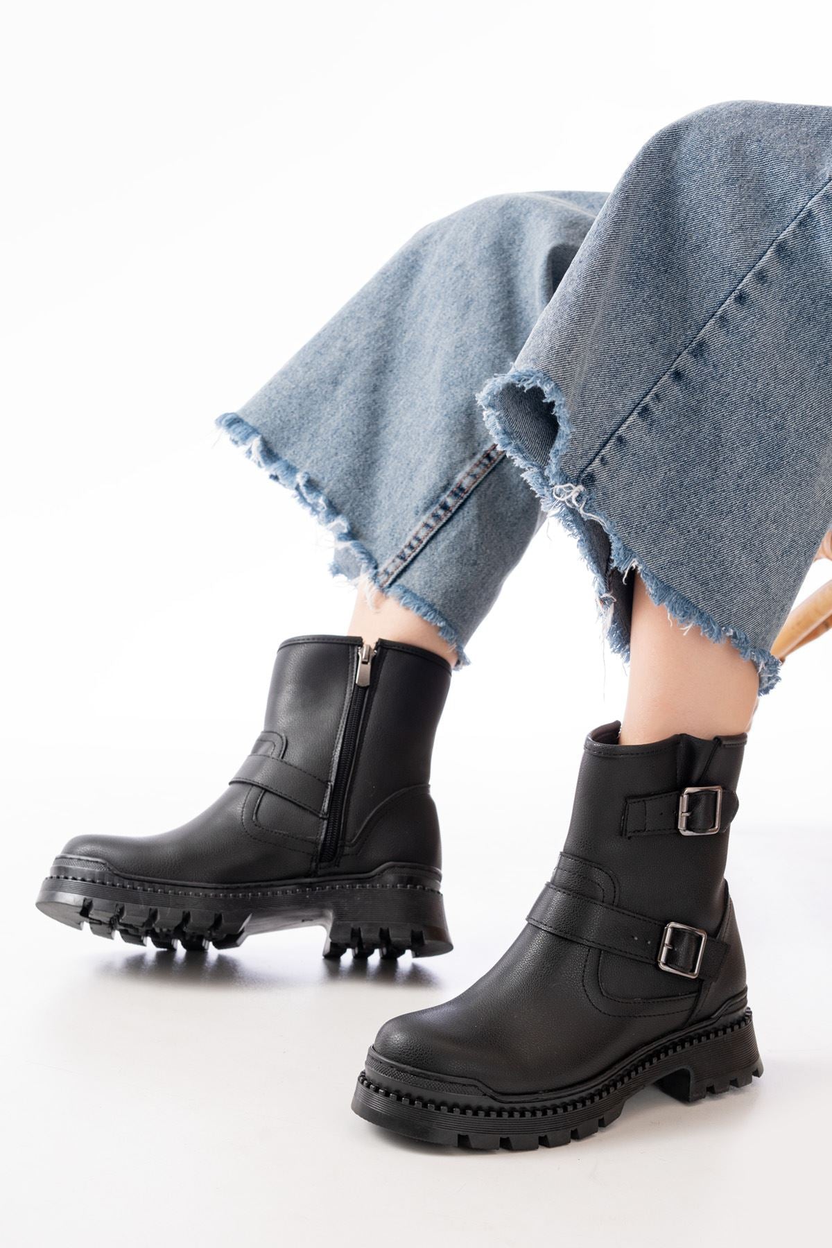 Busen Siyah Tokalı Düz Topuklu Tokalı Fermuarlı Kadın Bot