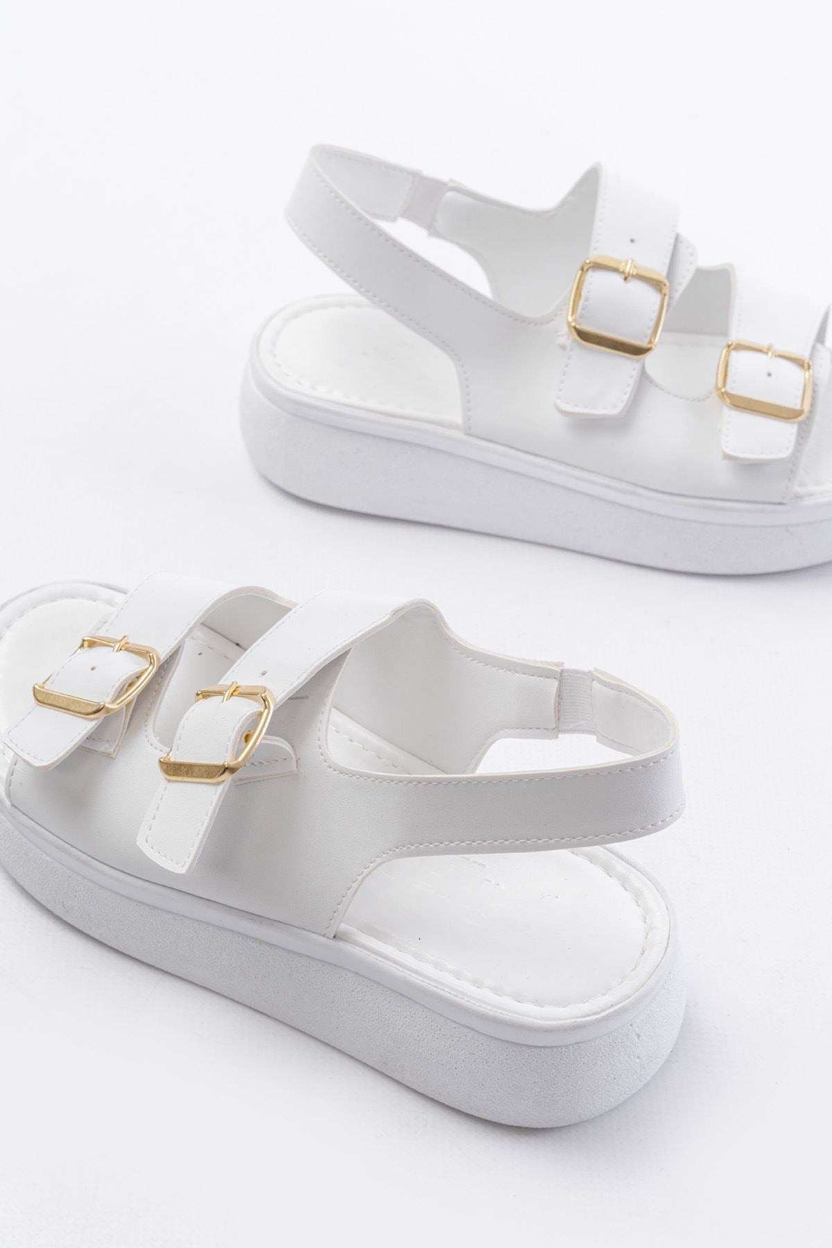 Lamers Beyaz Dolgu Topuk Toka Aksesuarlı Kadın Sandalet