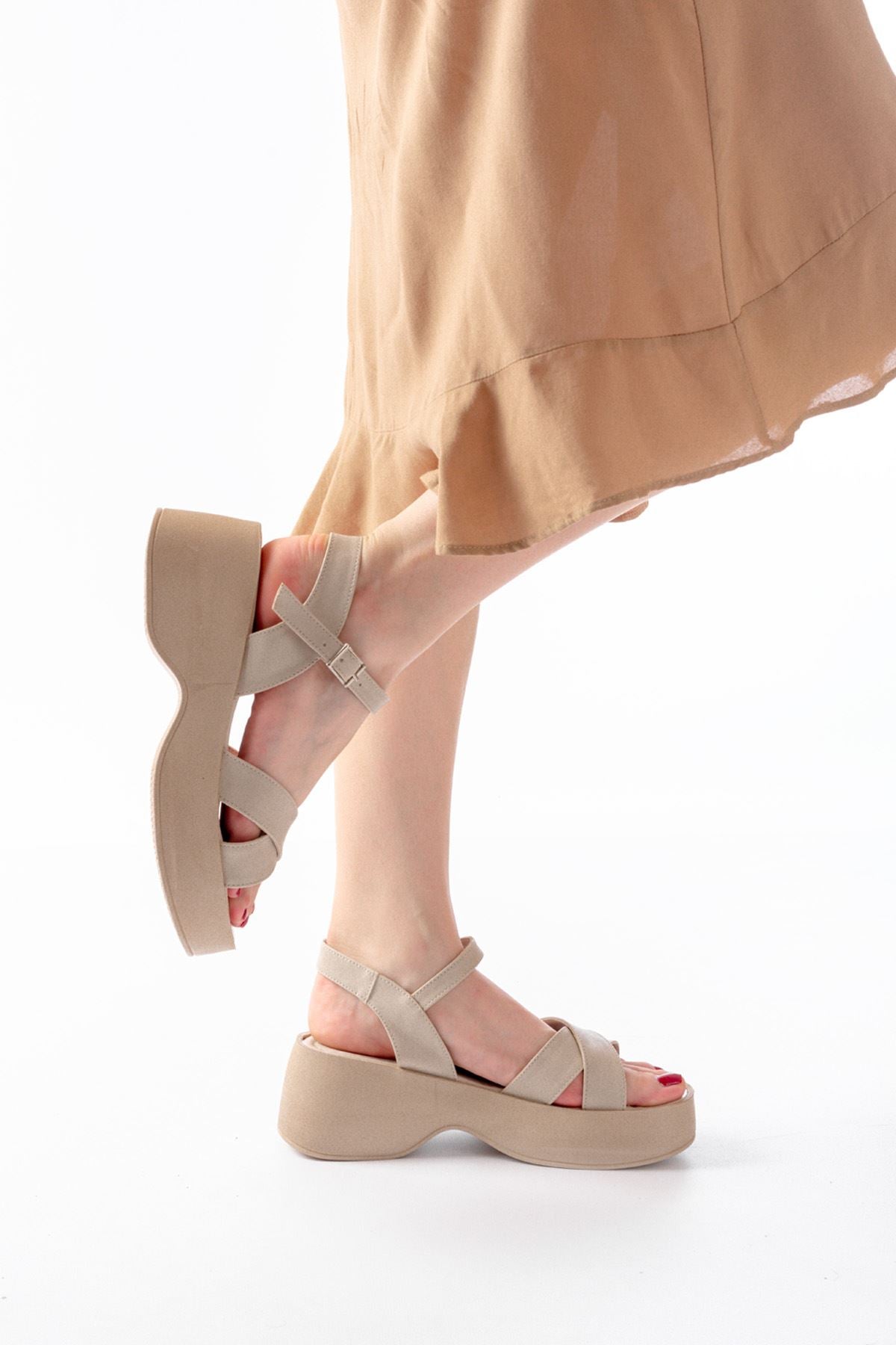Efgün Bej Çapraz Dolgu Topuk Kadın Sandalet