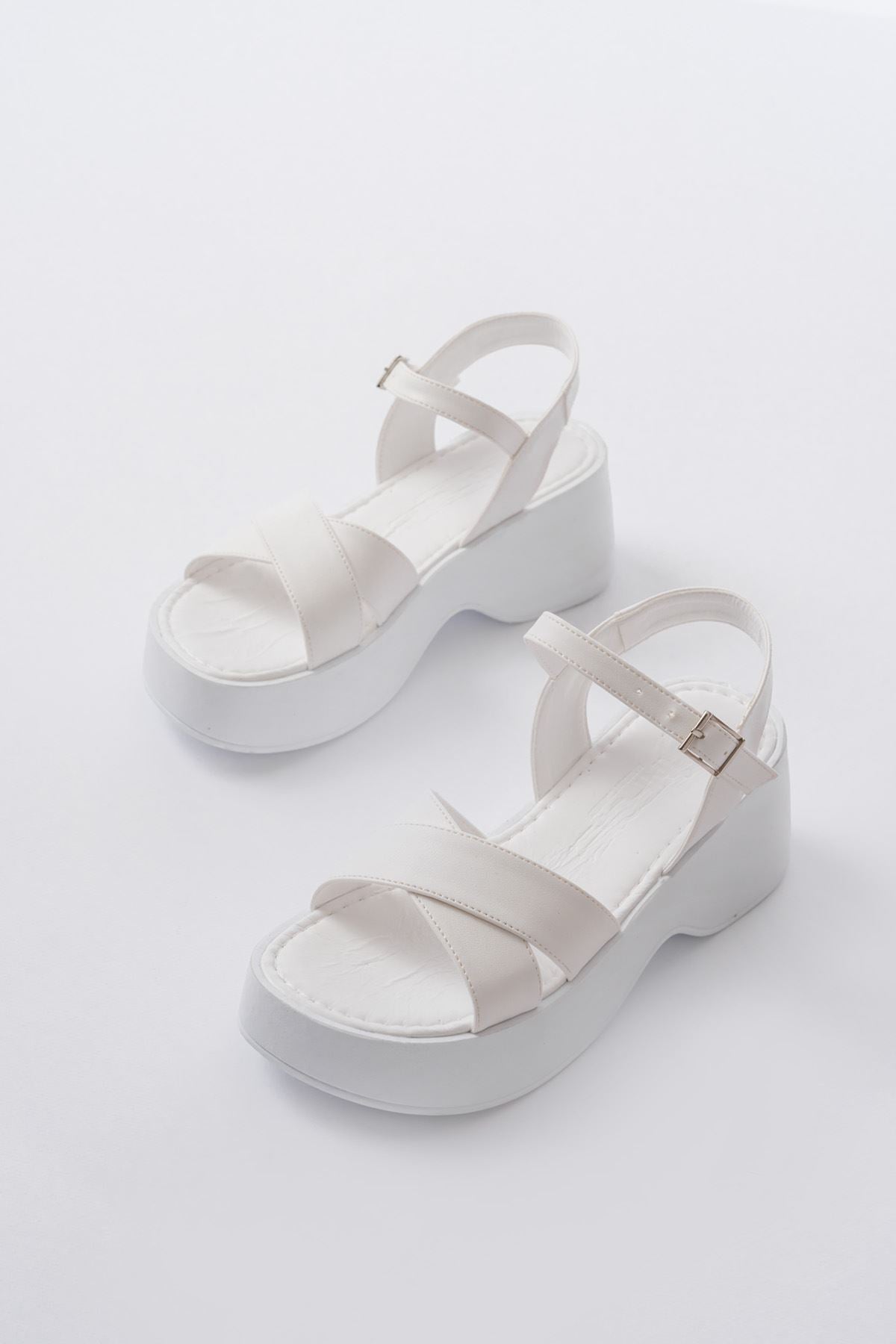 Efgün Beyaz Çapraz Dolgu Topuk Kadın Sandalet