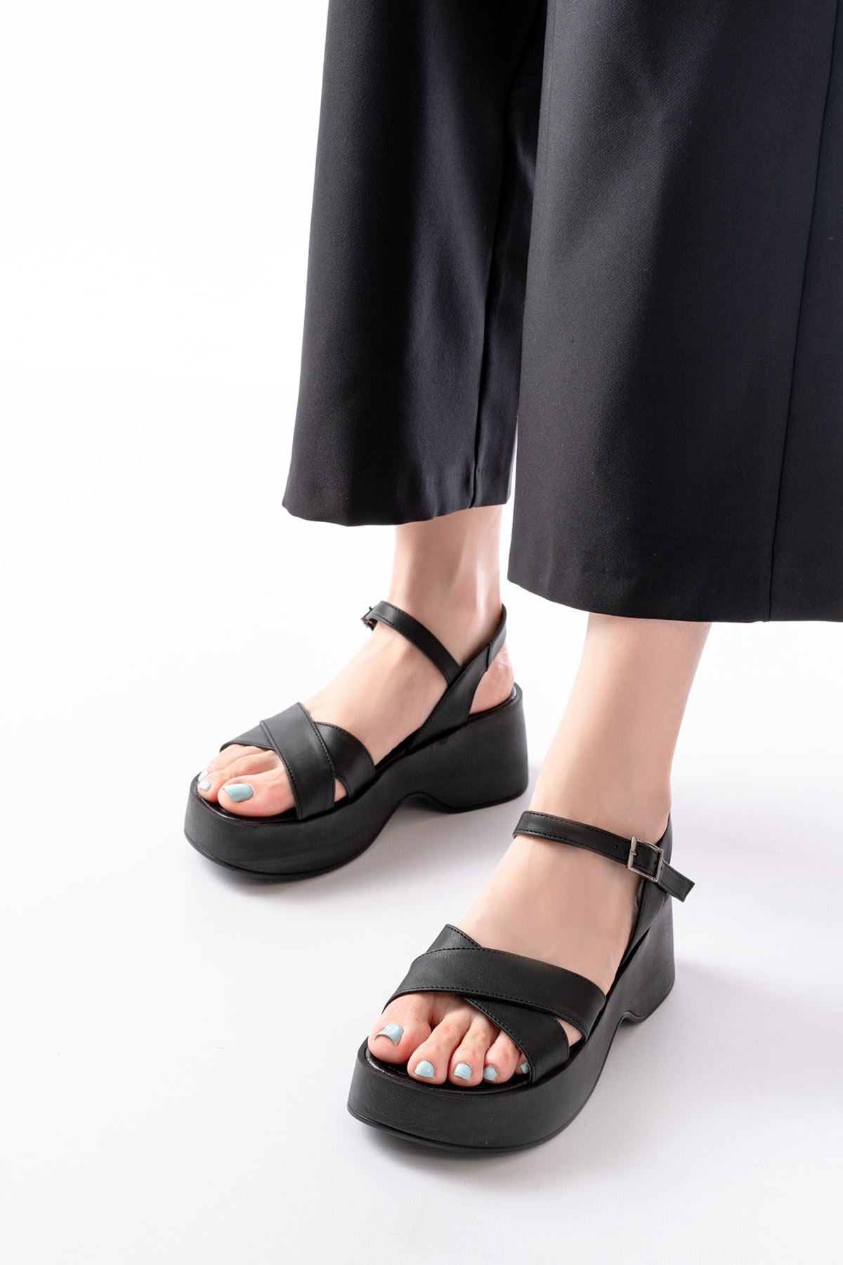Efgün Siyah Çapraz Dolgu Topuk Kadın Sandalet
