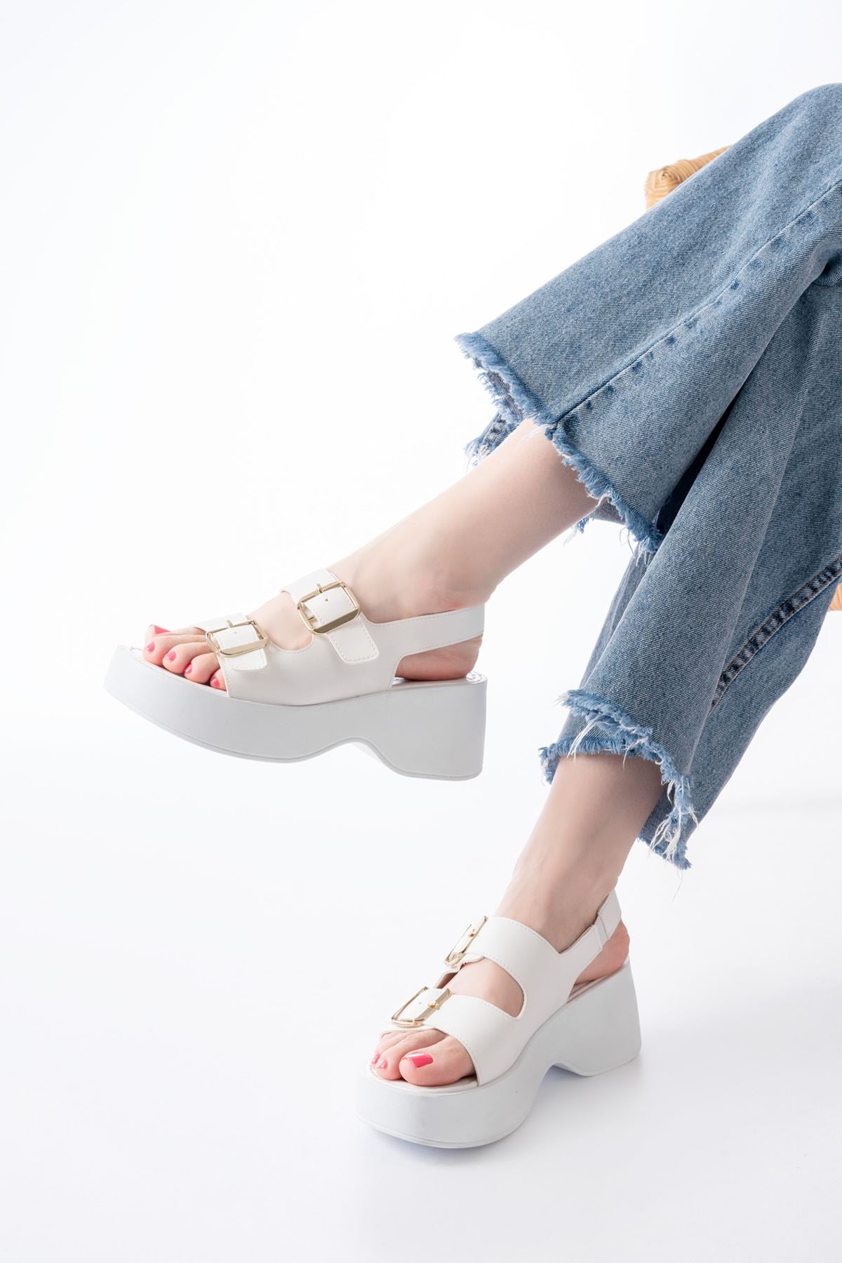 Funyar Beyaz Tokalı Dolgu Topuk Kadın Sandalet