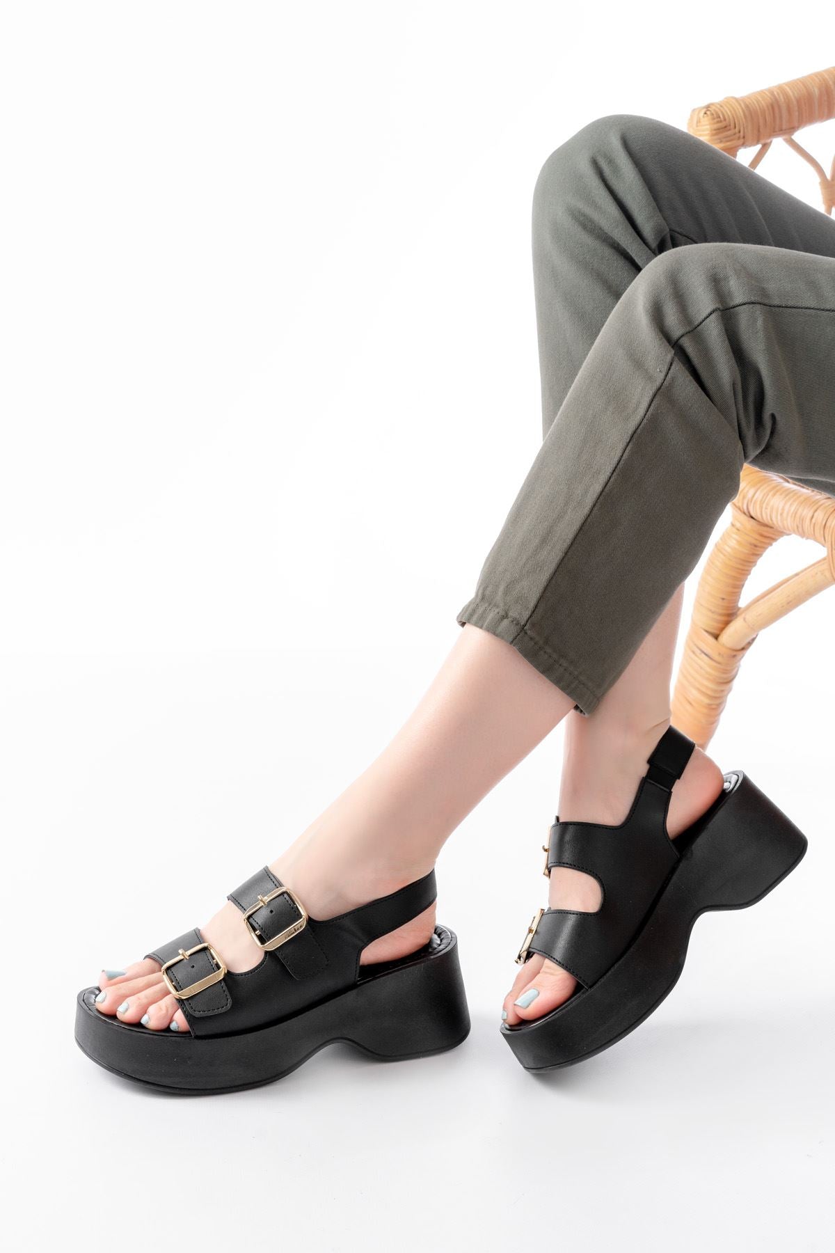 Funyar Siyah Tokalı Dolgu Topuk Kadın Sandalet