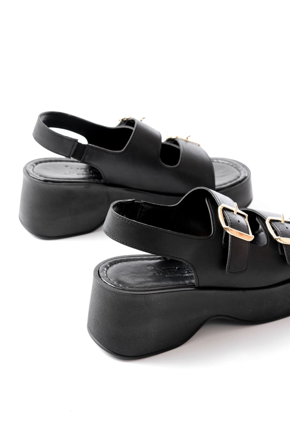 Funyar Siyah Tokalı Dolgu Topuk Kadın Sandalet