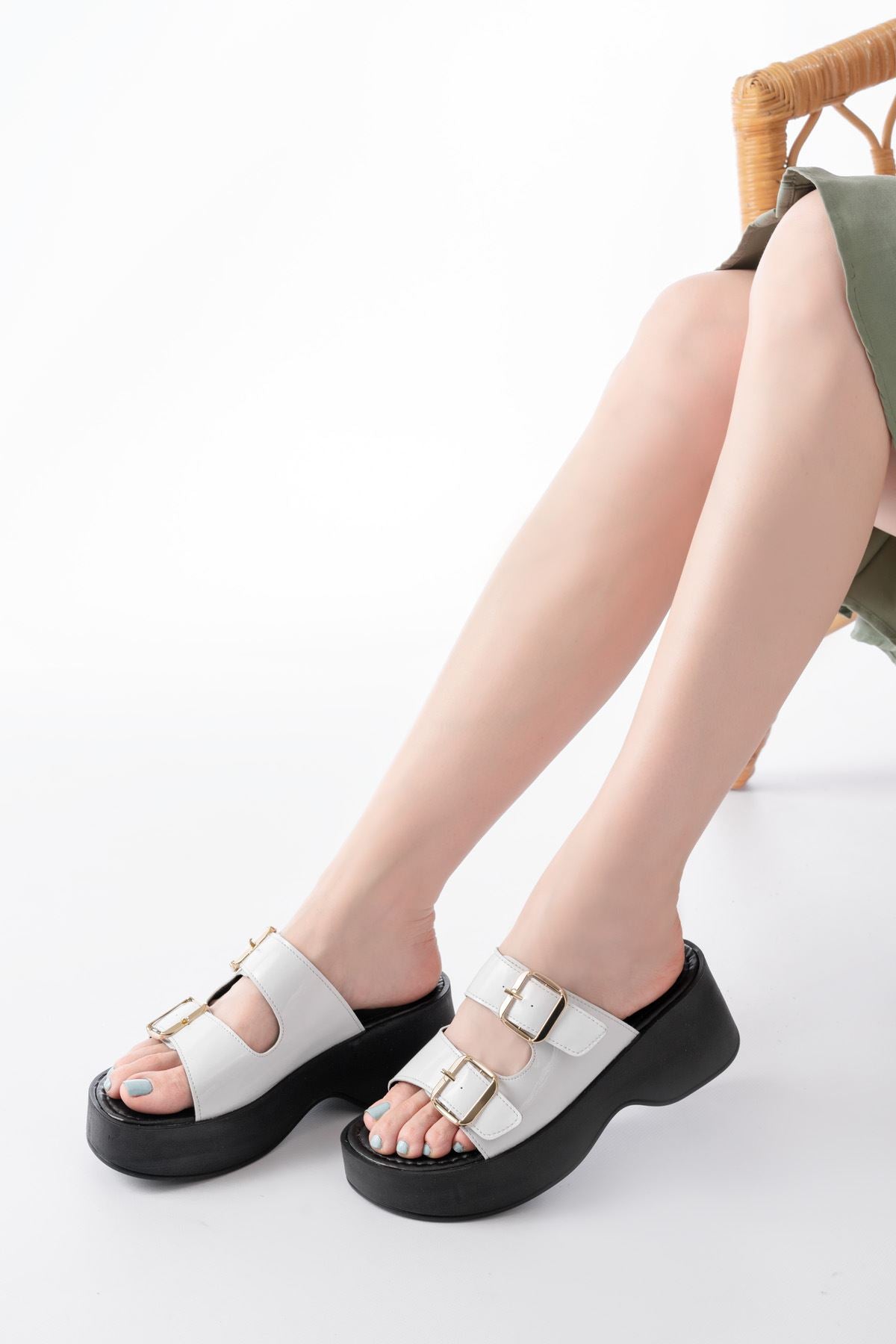 Nakvem Kadın Beyaz Rugan Dolgu Topuk Terlik