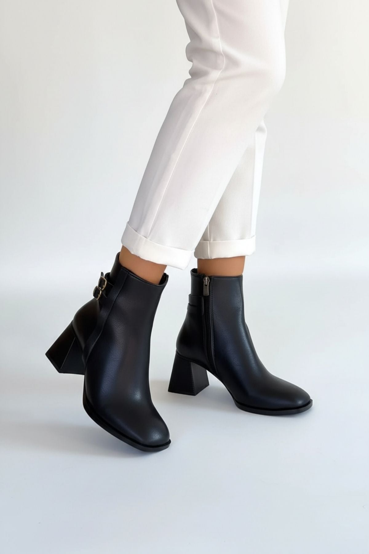 Kanda Kadın Siyah Fermuarlı Topuklu Bot