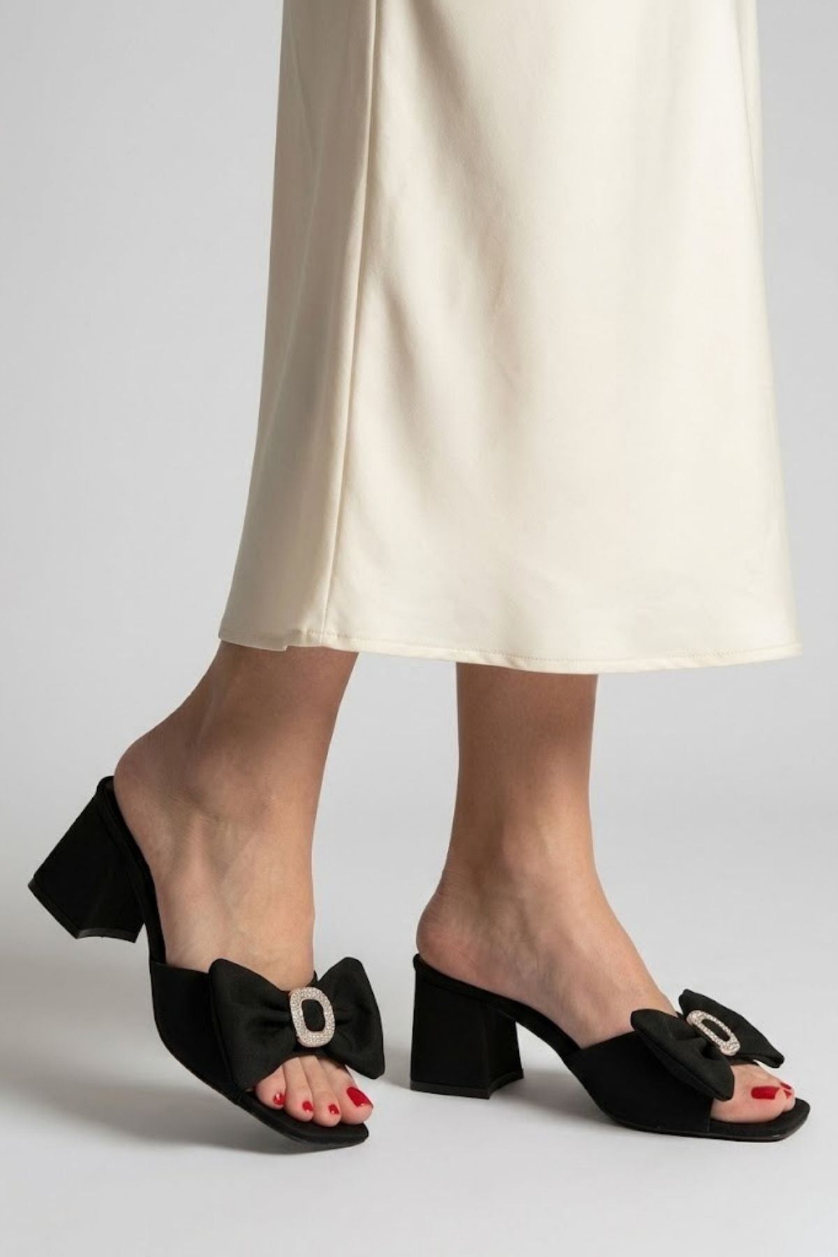 Niyyar Kadın Siyah Fiyonklu Topuklu Terlik