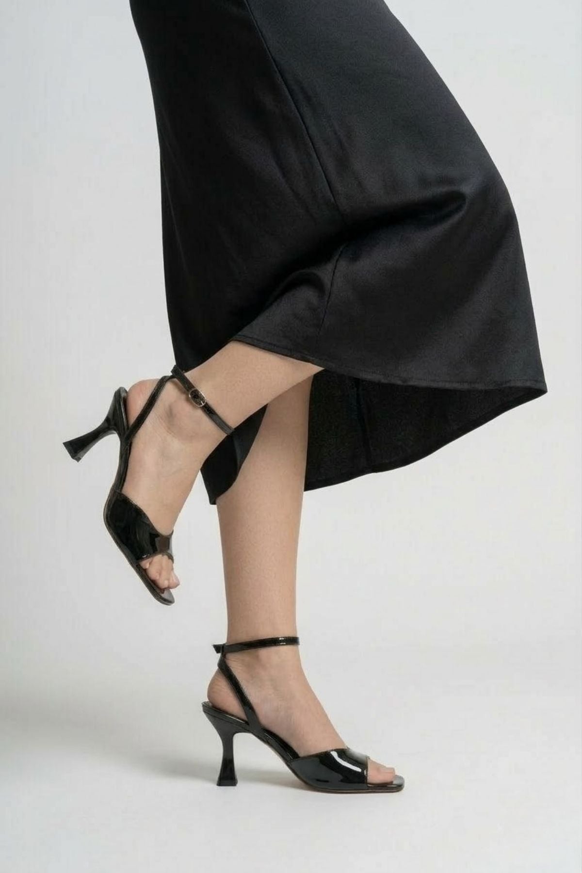 Soha Kadın Siyah Rugan Bilekten Kemerli Topuklu Ayakkabı