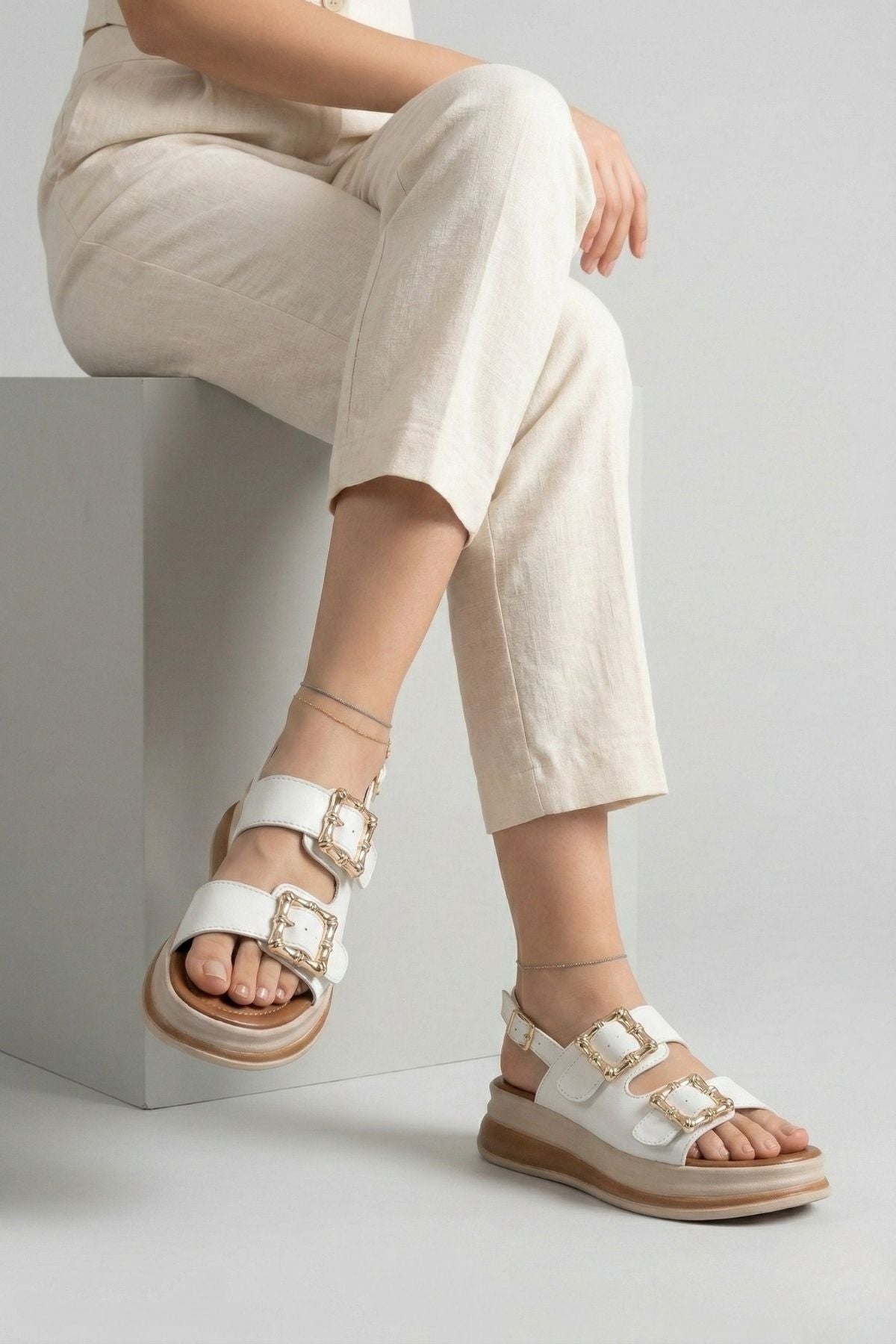 Stan Kadın Beyaz Tokalı Kemerli Sandalet