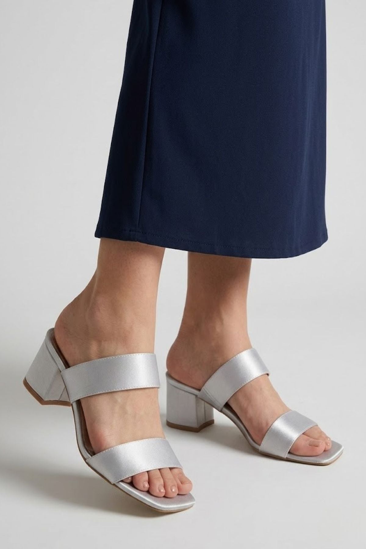 Osper Kadın Gri Çift Bantlı Saten Topuklu Terlik