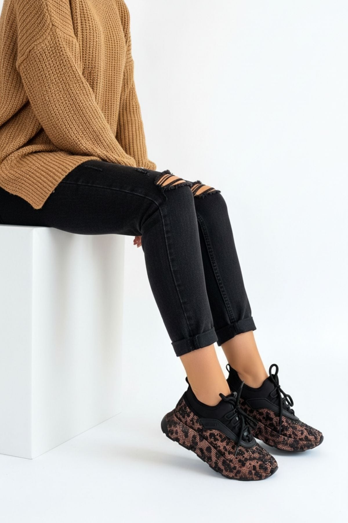 Rimay Kadın Siyah-Kahve Boncuk İşlemeli Spor Ayakkabı