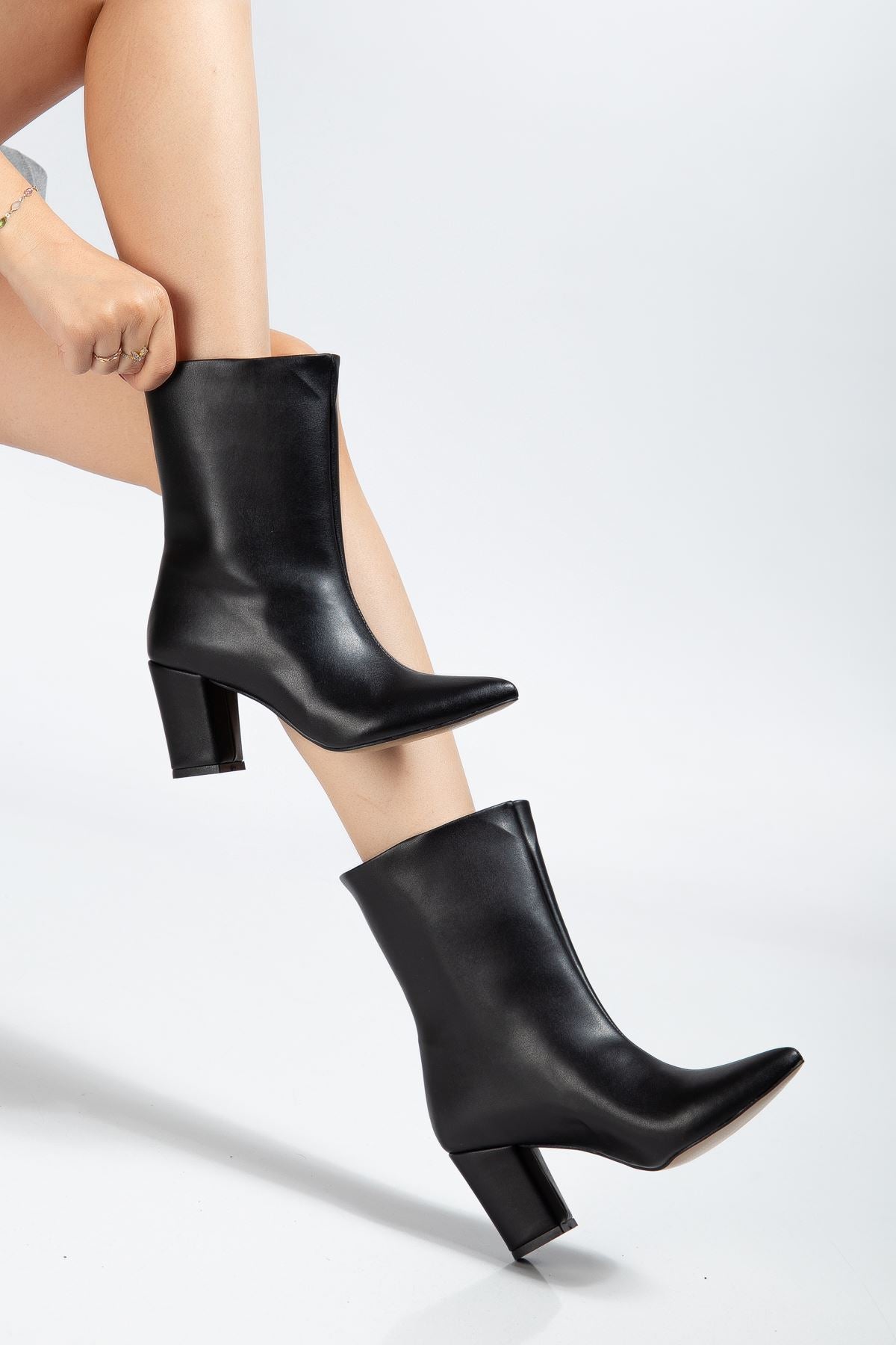 Mauna Kadın Siyah Sivri Burun Kalın Topuk Bot