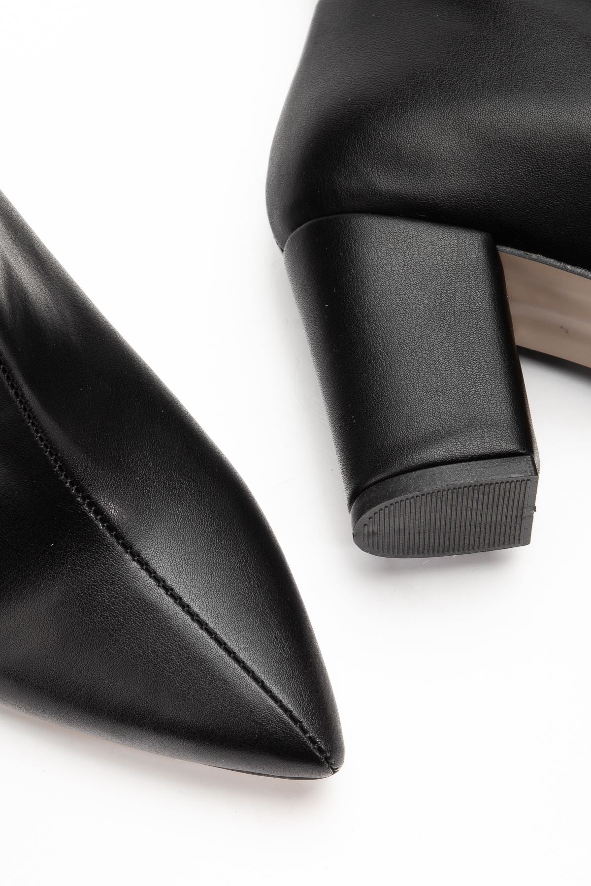 Mauna Kadın Siyah Sivri Burun Kalın Topuk Bot
