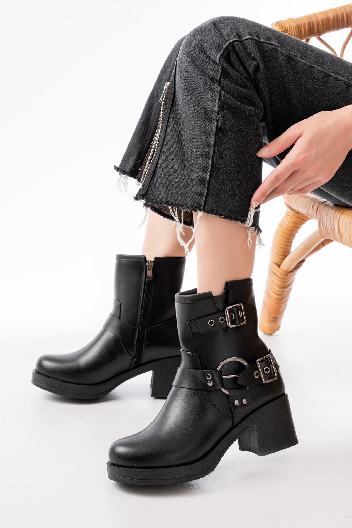 Rahaz Siyah Toka Aksesuarlı Fermuarlı Topuklu Kadın Bot