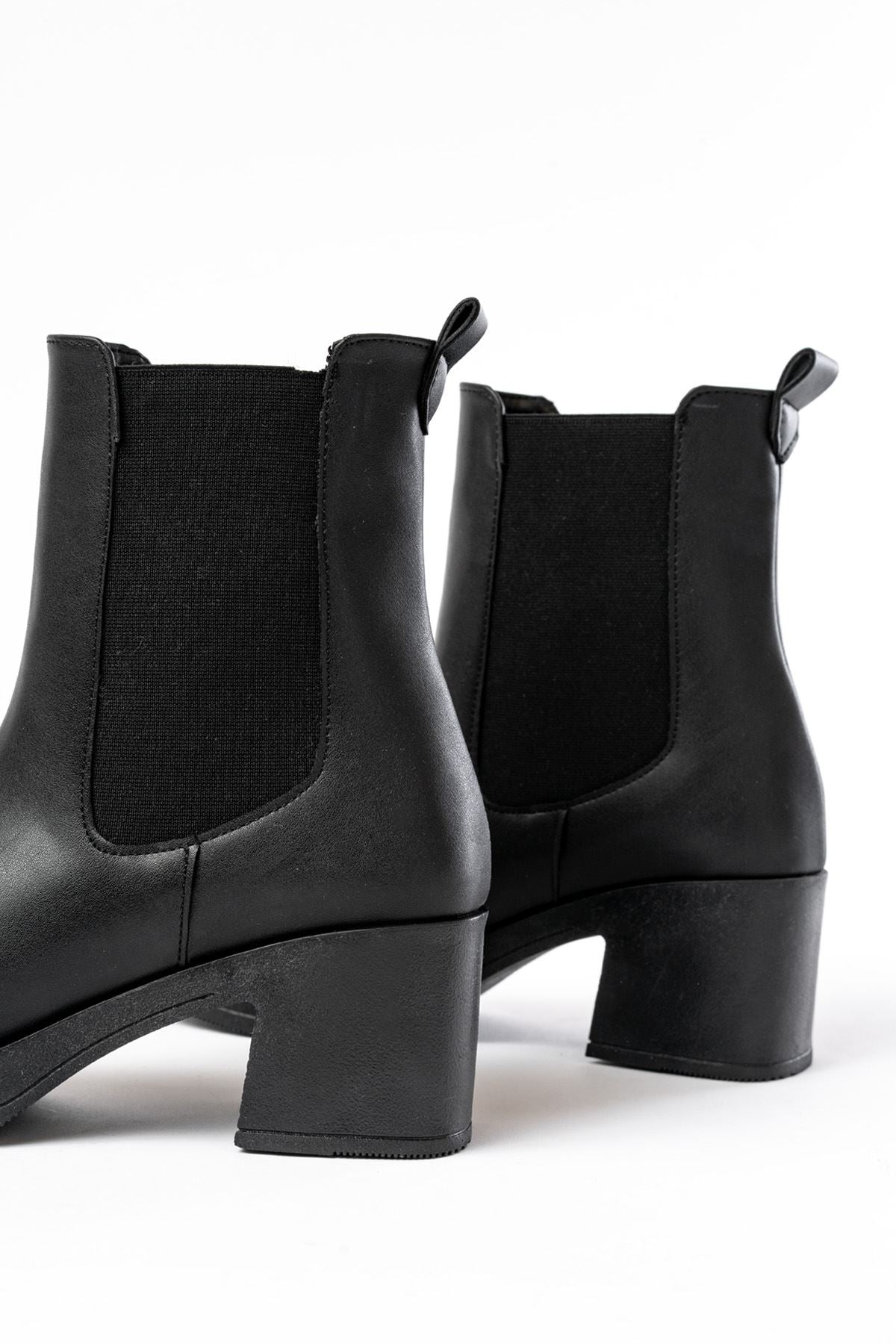 Valenda Siyah Lastikli Kalın Topuklu Kadın Bot
