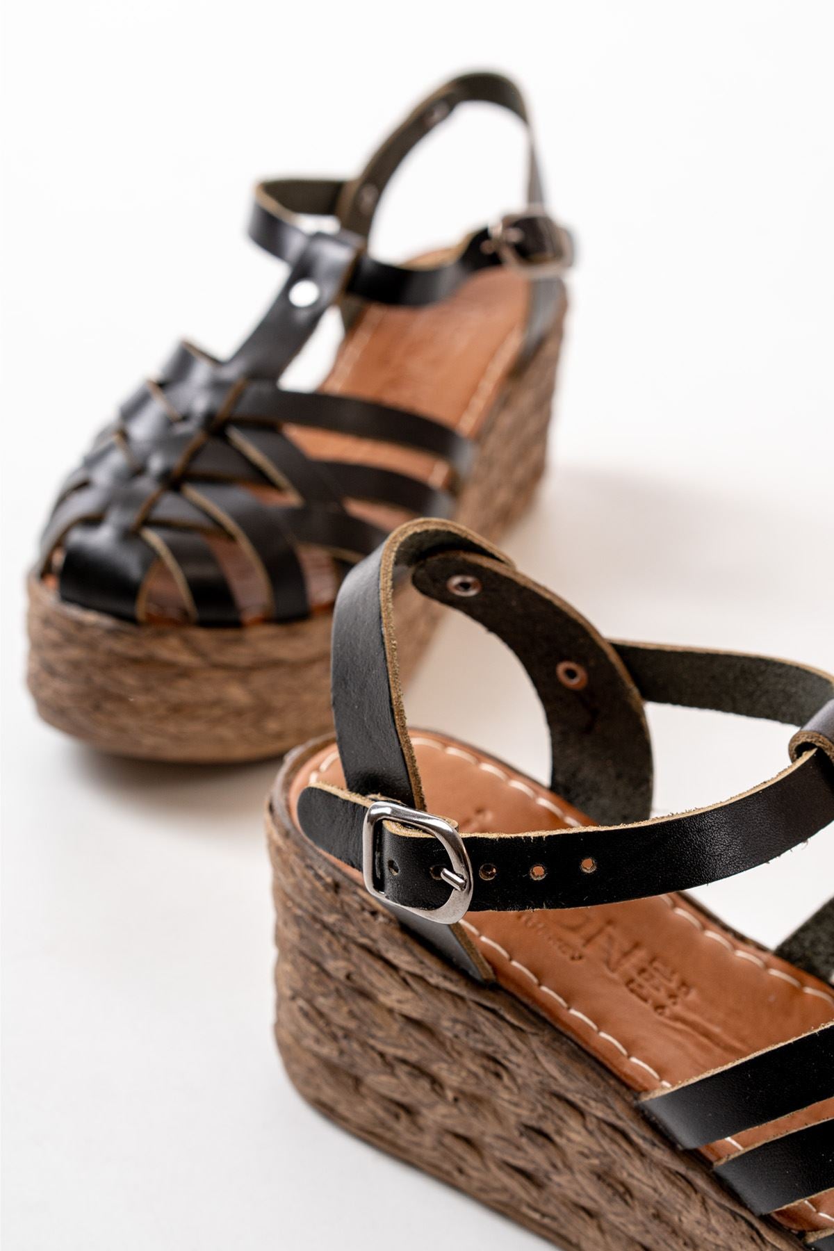 Nergan Siyah Hakiki Deri Dolgu Kadın Sandalet