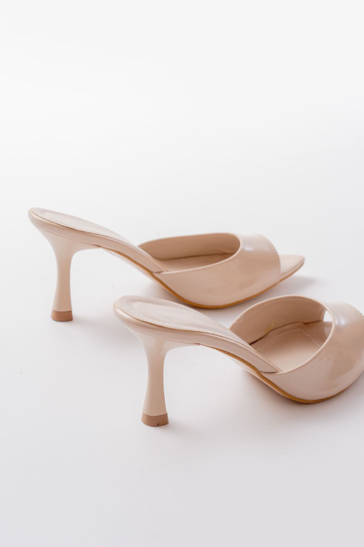 İkanum Bej Rugan Sivri Burunlu Topuklu Kadın Terlik