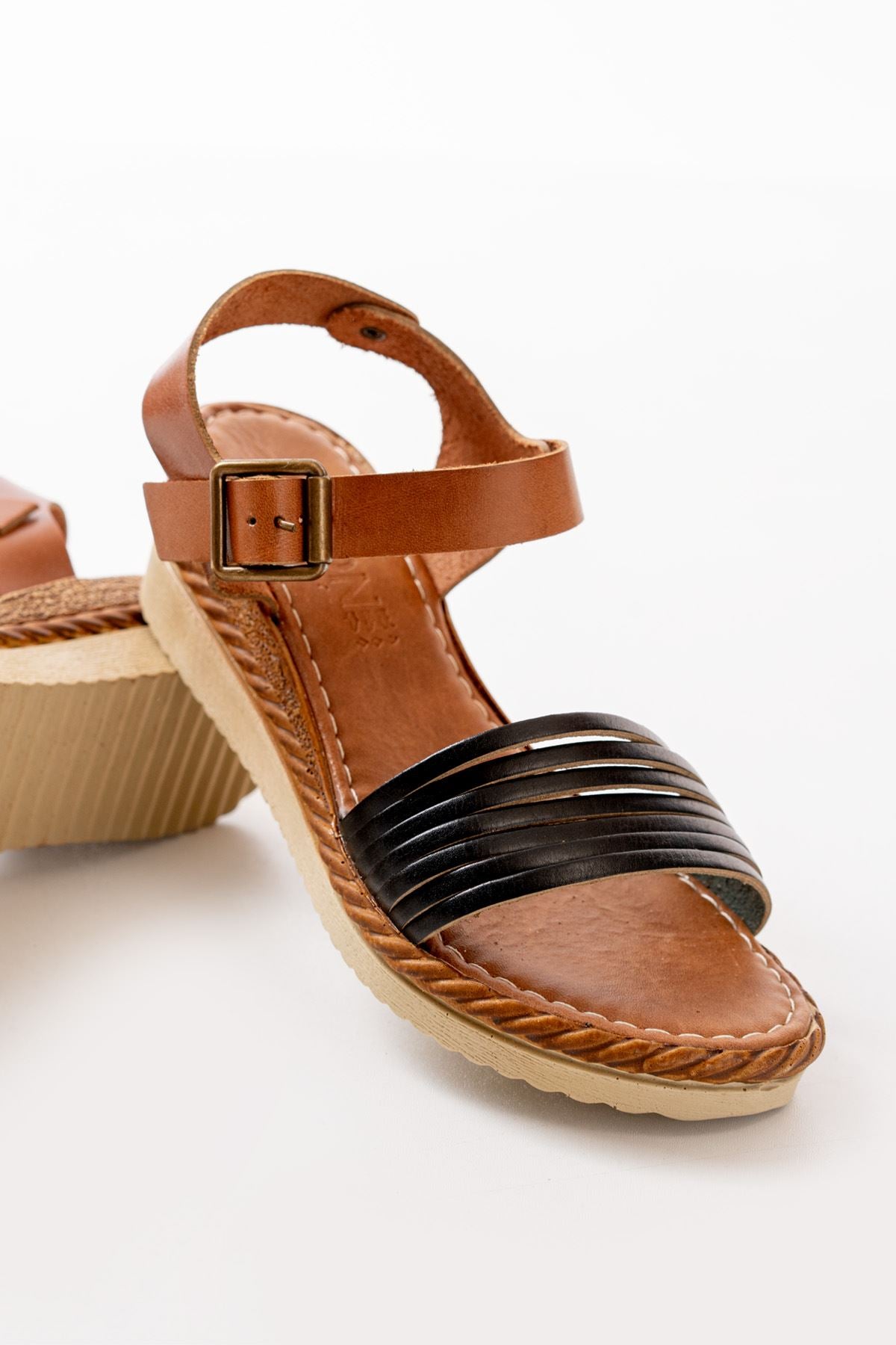 Cerny Siyah Hakiki Deri Dolgu Kadın Sandalet