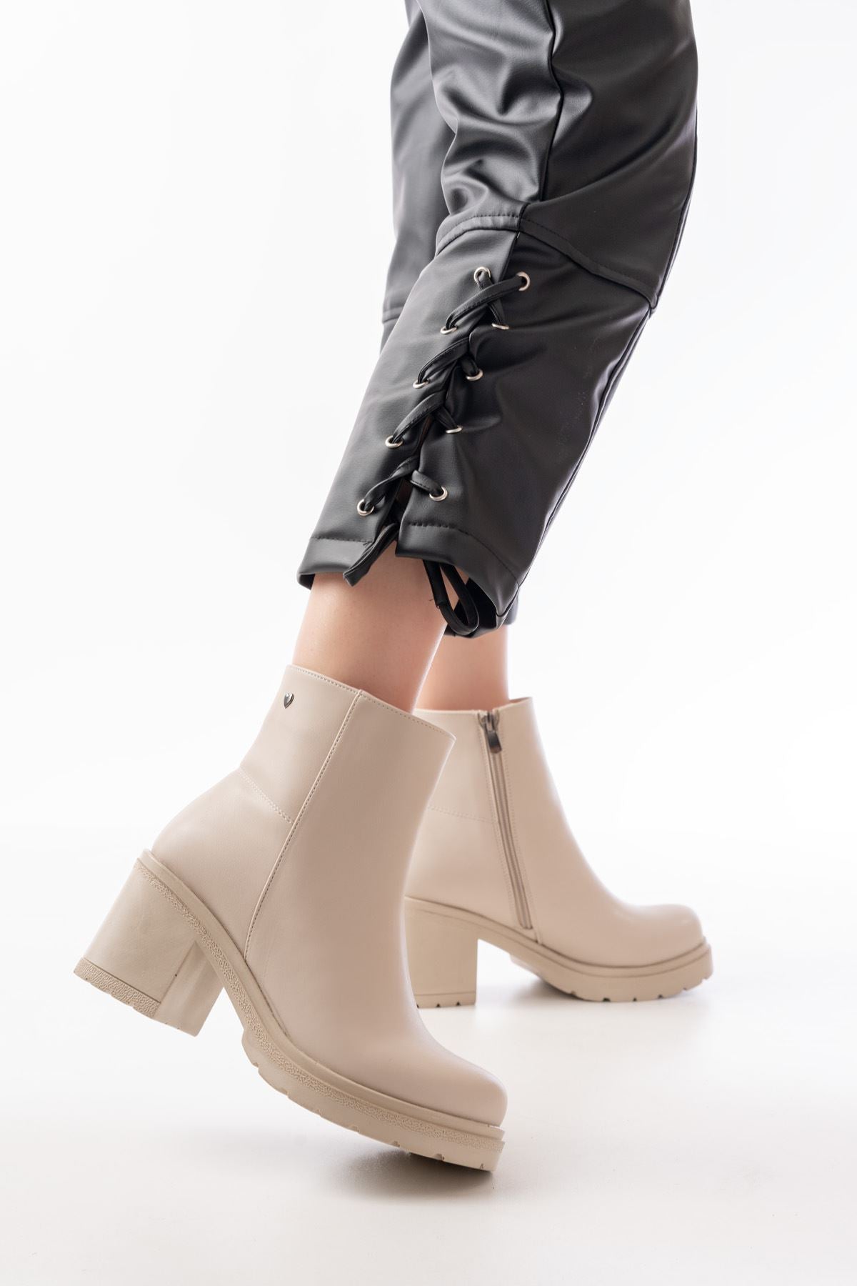 Larden Bej Fermuarlı Kalın Topuklu Kadın Bot