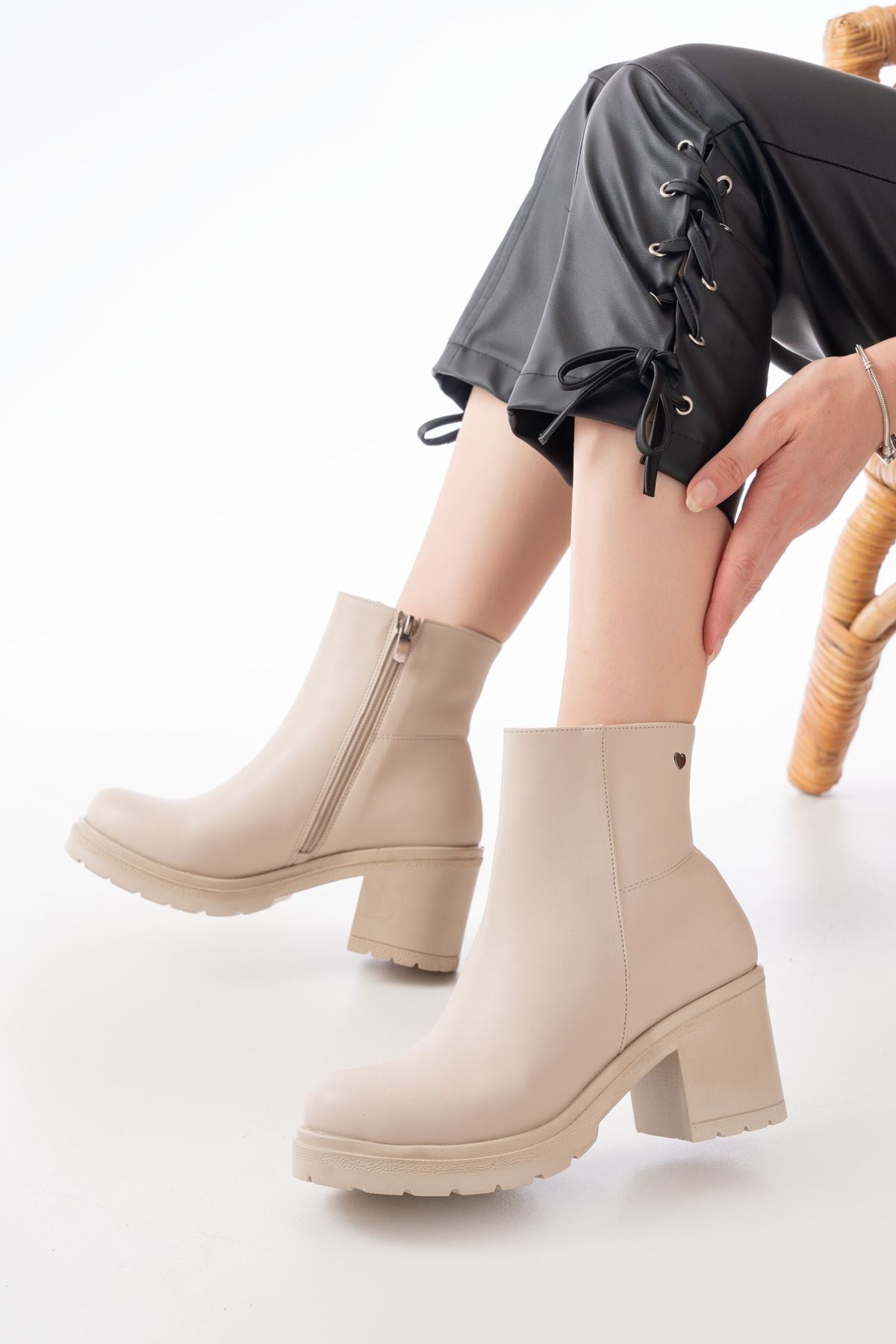 Larden Bej Fermuarlı Kalın Topuklu Kadın Bot