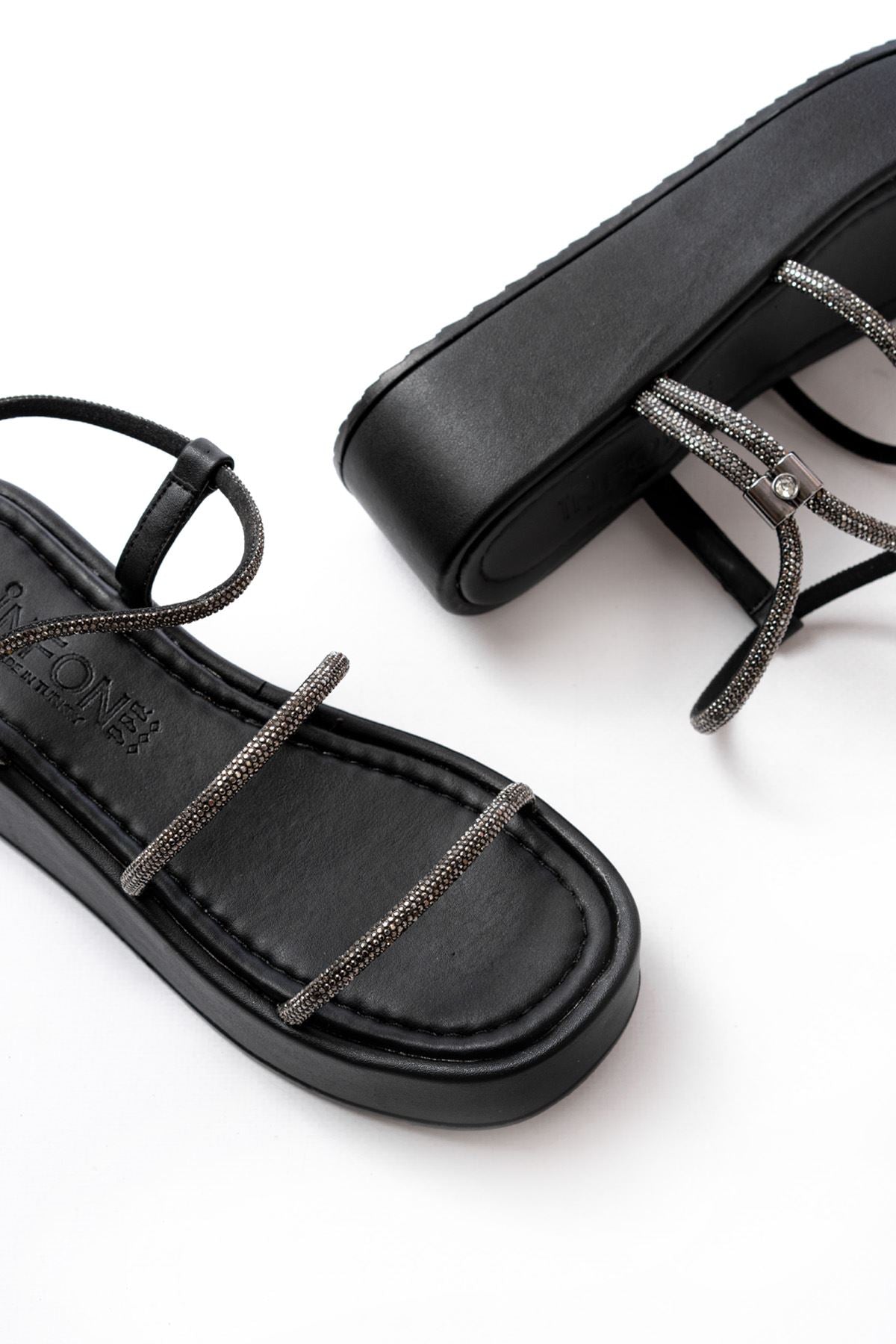 Giveny Siyah Platin Taşlı Dolgu Topuk Kadın Sandalet