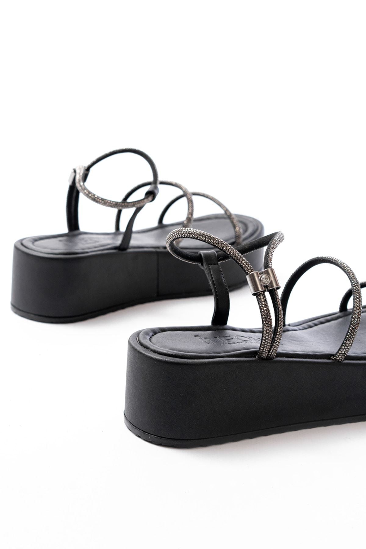 Giveny Siyah Platin Taşlı Dolgu Topuk Kadın Sandalet