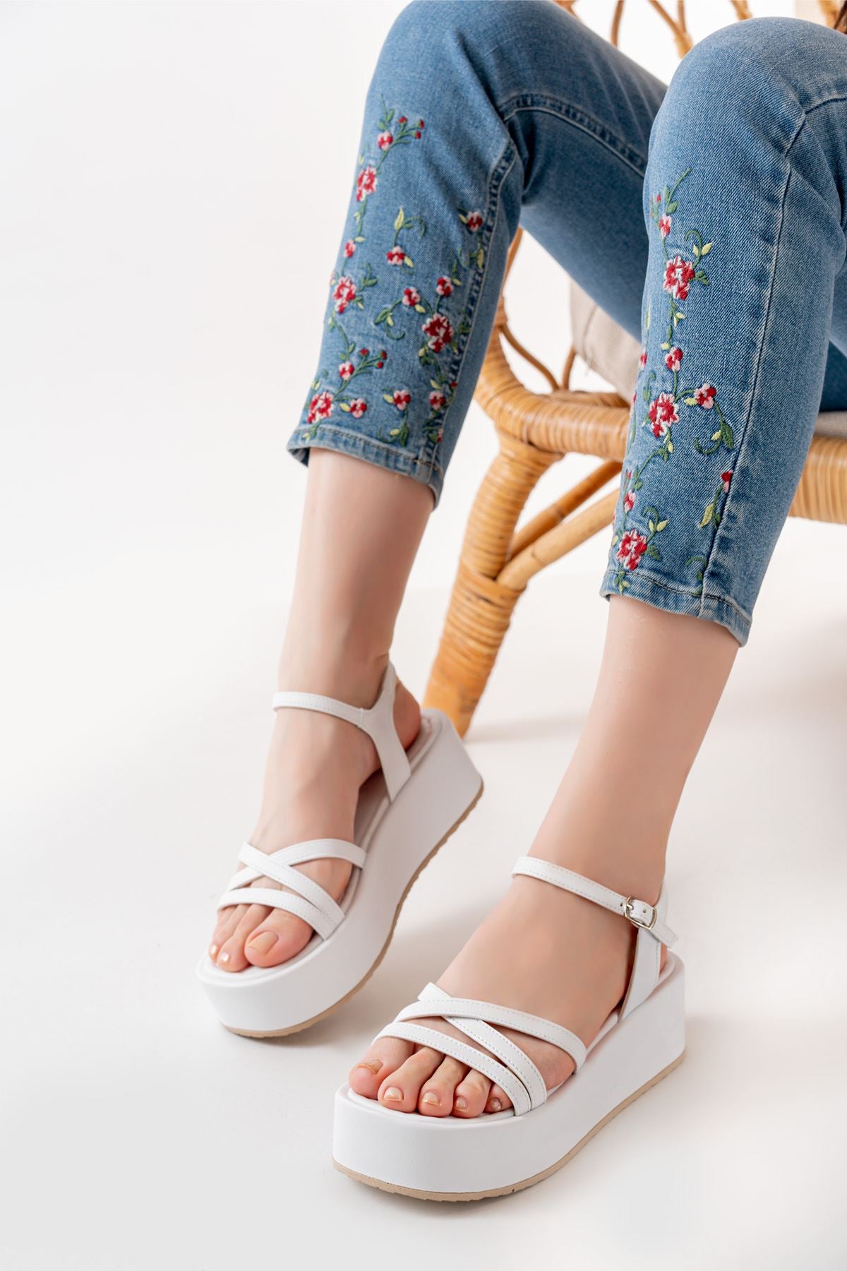 Azuve Beyaz Dolgu Kadın Sandalet