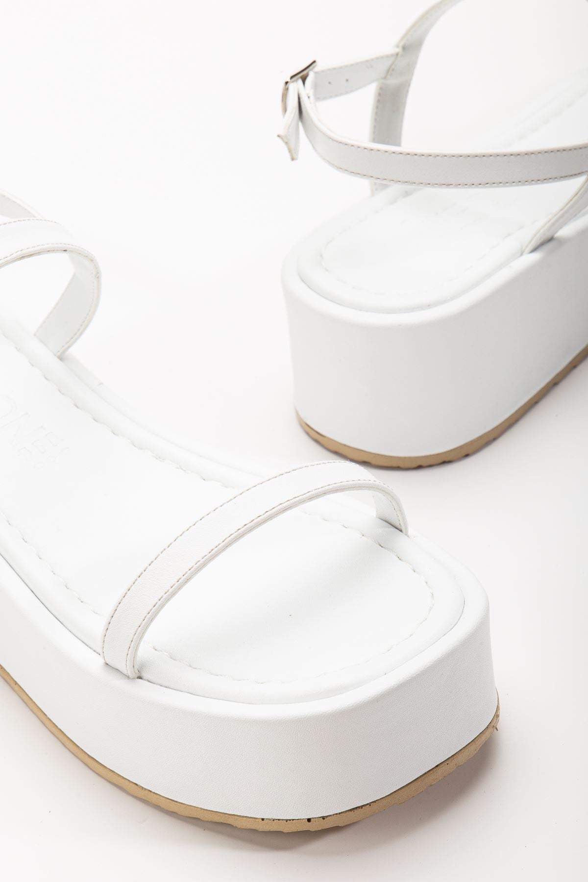 Adove Beyaz Dolgu Topuk Kadın Sandalet