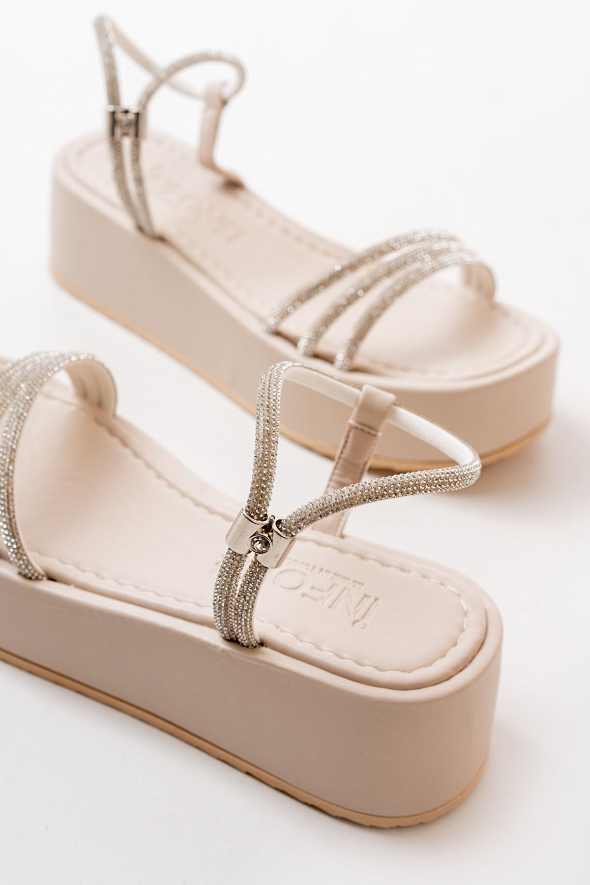 Azenly Bej Gümüş Taşlı Dolgu Kadın Sandalet