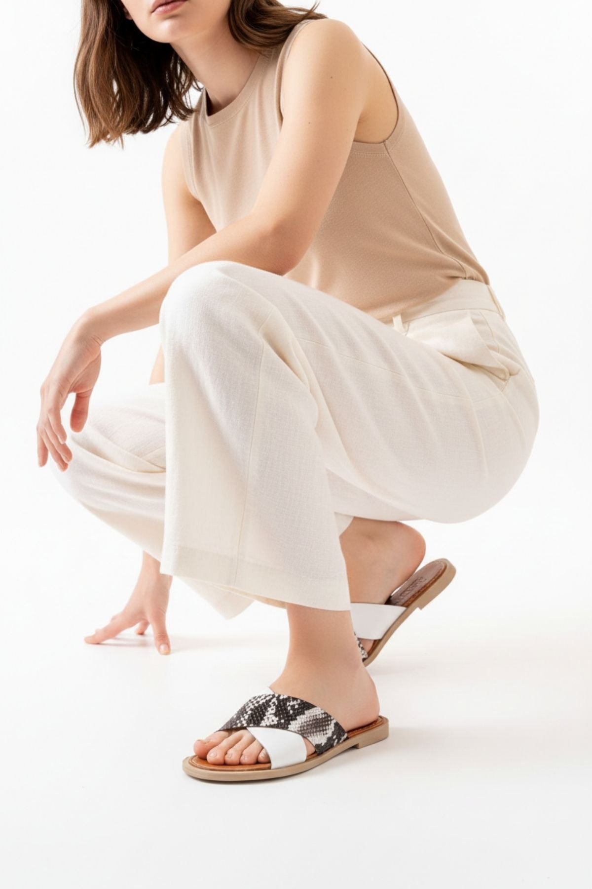 Numba Beyaz Hakiki Deri Çapraz Bantlı Kadın Terlik