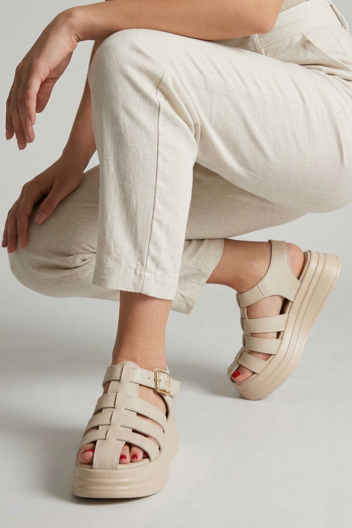 Toten Kadın Bej Kemerli Sandalet