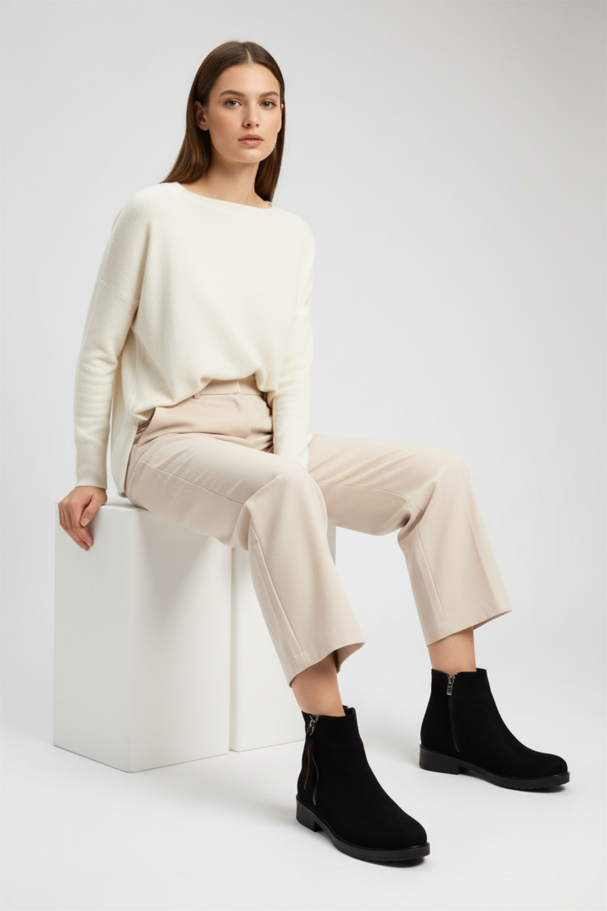 Alenyaz Siyah Süet Yaprak Desenli Fermuarlı Kadın Bot