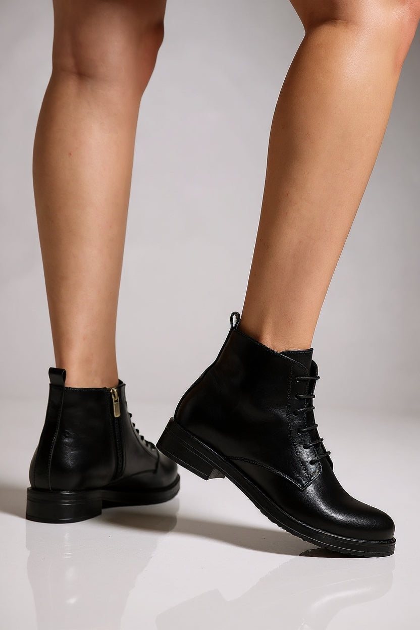Garsu Siyah Yanki Bağcıklı Fermuarlı Kadın Bot