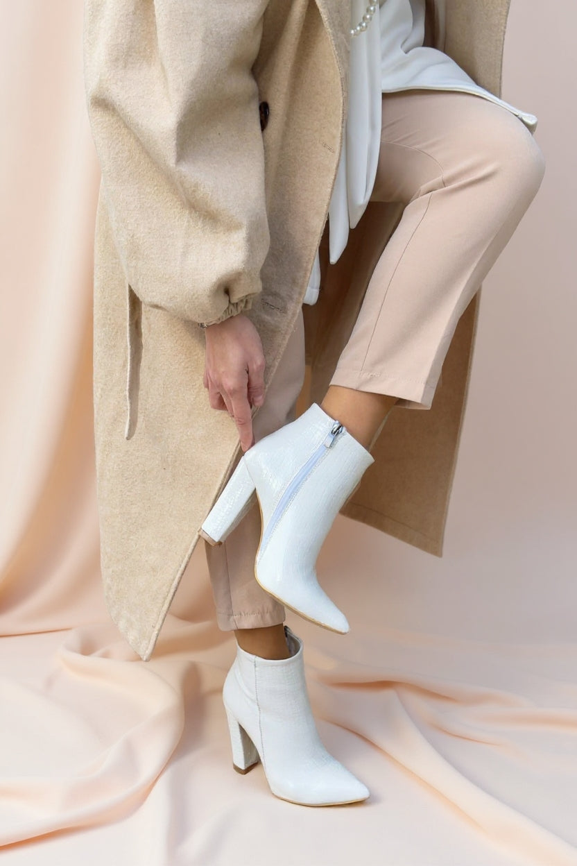 Loora Kadın Beyaz Rugan Desenli Topuklu Bot