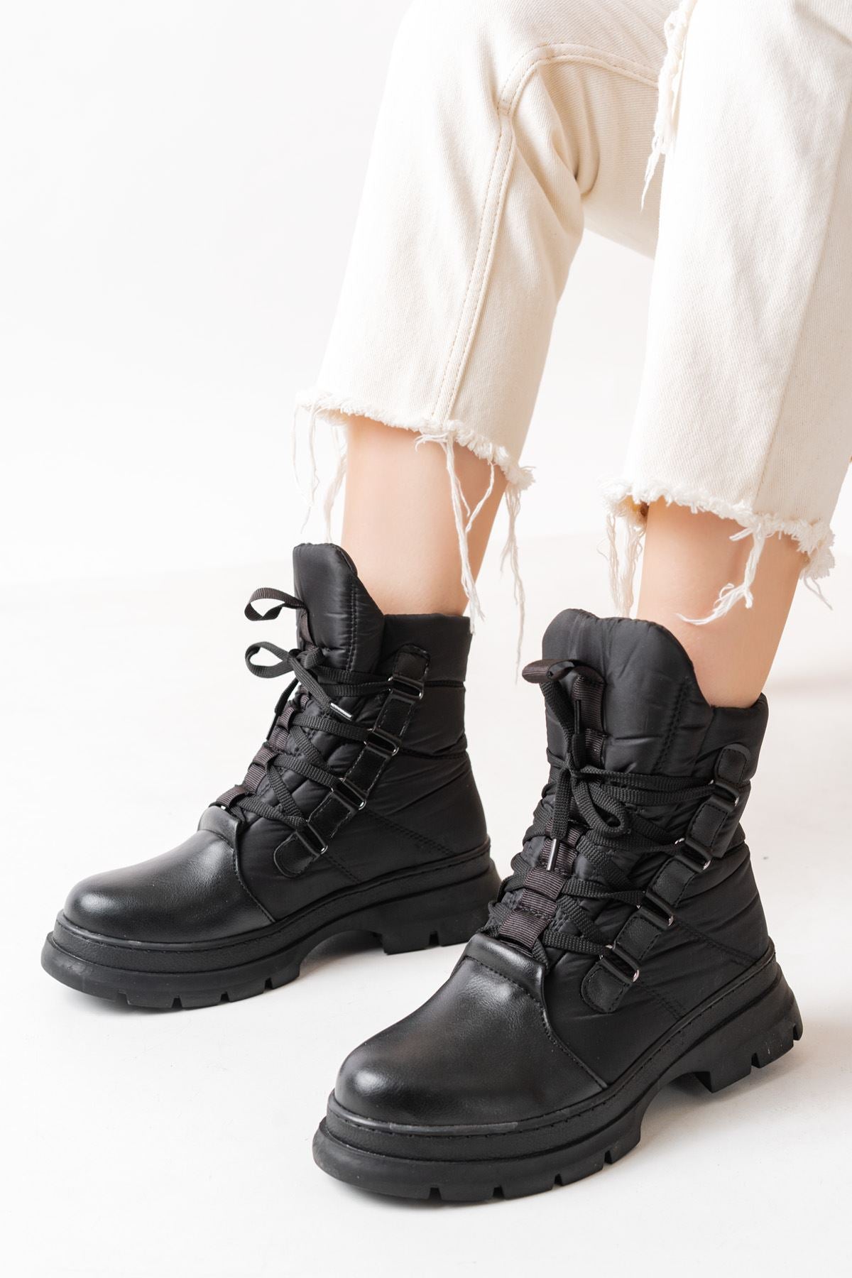 Salmera Siyah Bağcıklı Su Geçirmez Kadın Kar Botu