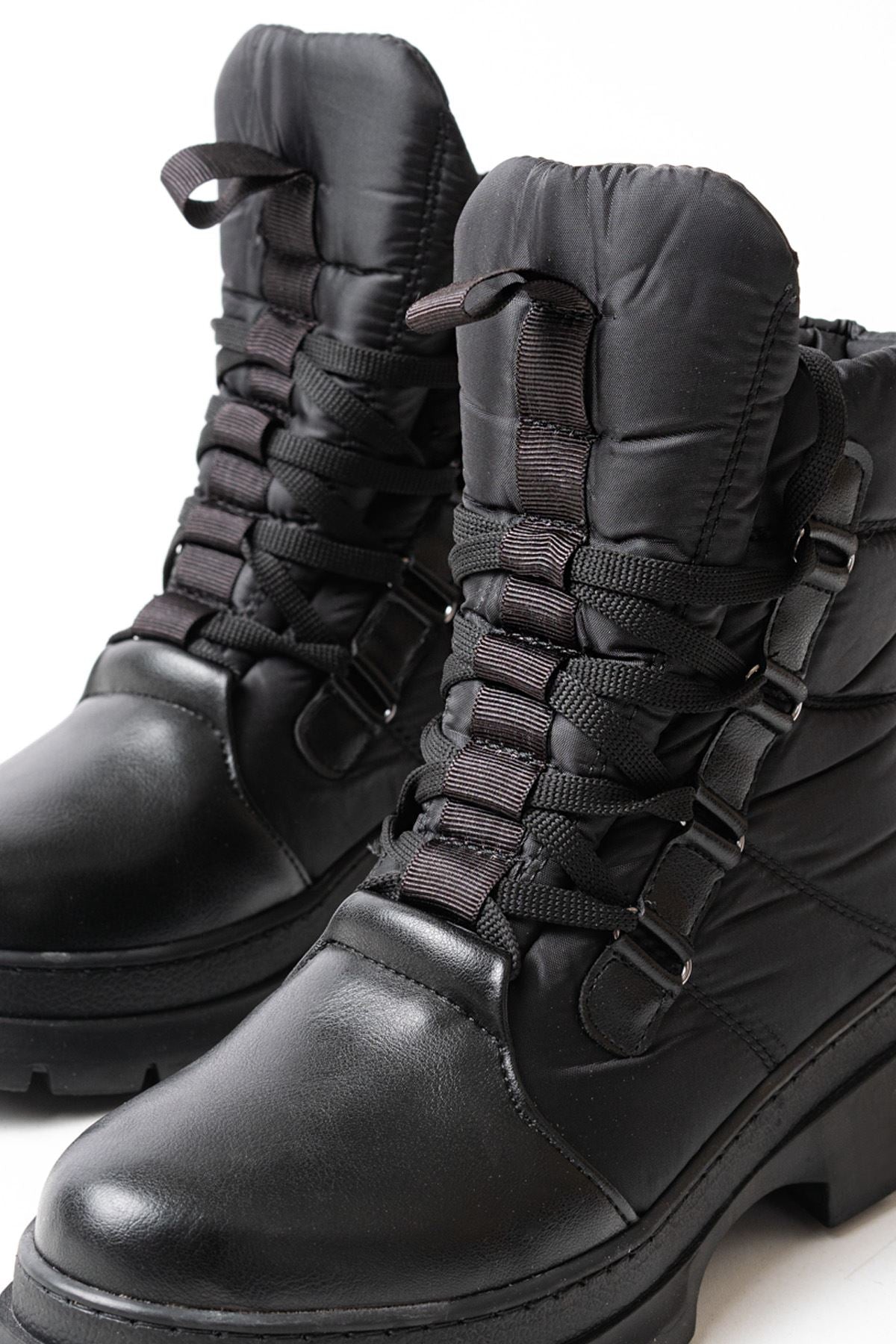 Salmera Siyah Bağcıklı Su Geçirmez Kadın Kar Botu