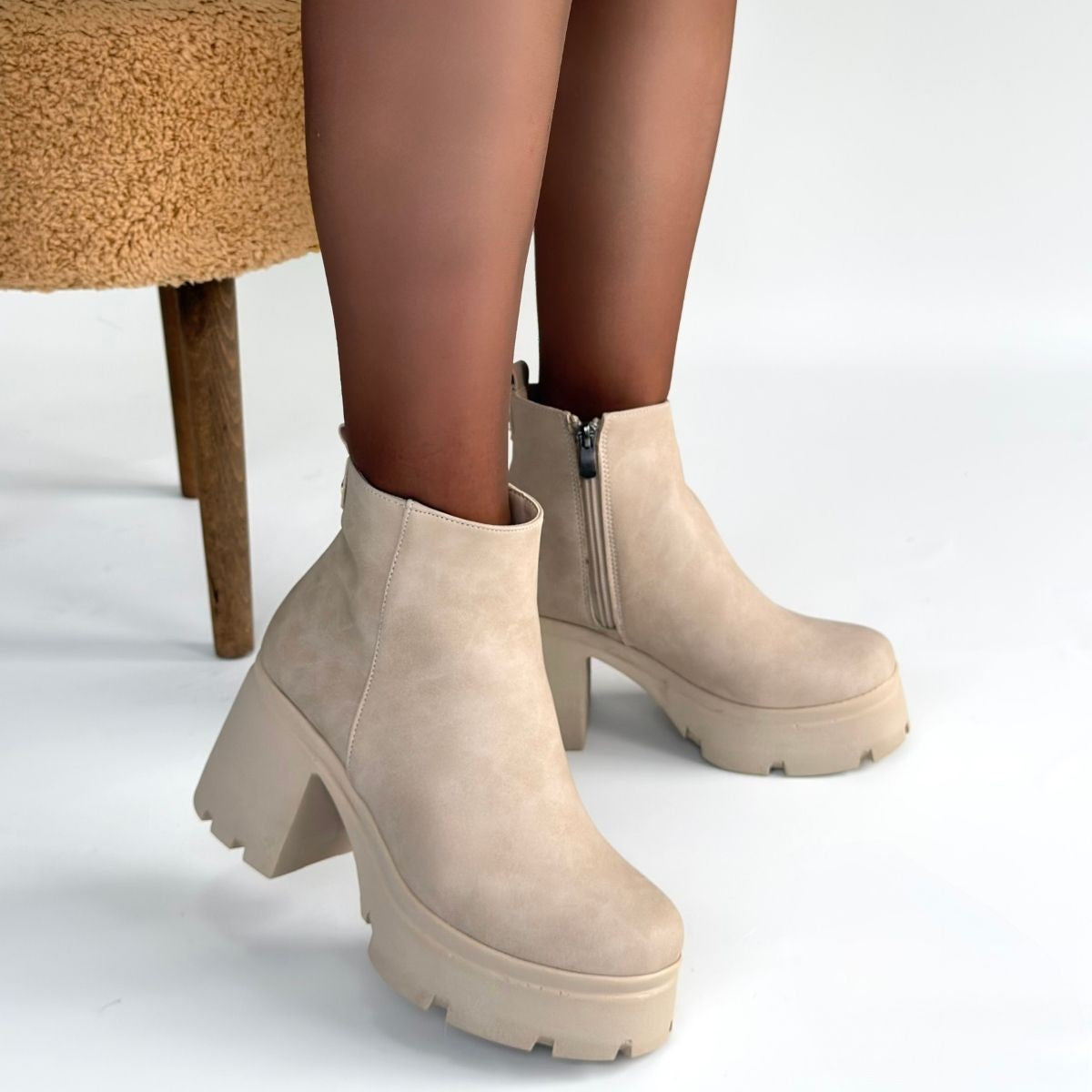 Belay Kadın Bej Nubuk Fermuarlı Kalın Topuk Bot