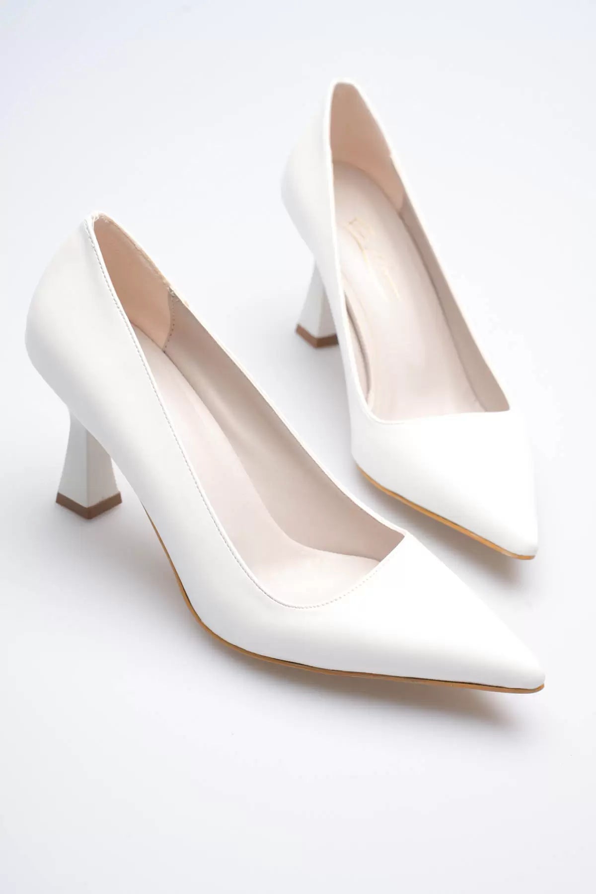 Lessa Beyaz Sivri Burun Orta Topuklu Kadın Stiletto TR20MS02B